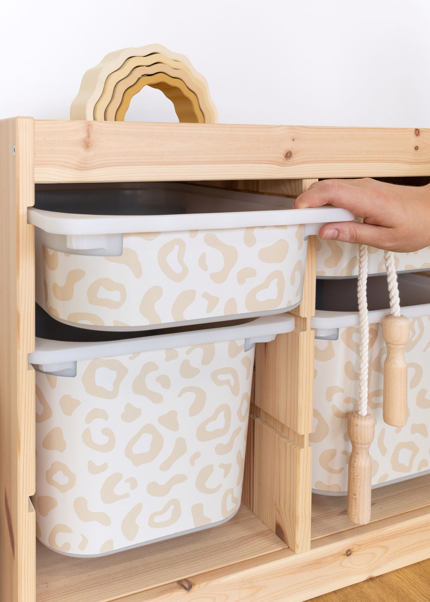 IKEA TROFAST Regal mit stylischem Leopardenmuster IKEA TROFAST Regal mit stylischem Leopardenmuster bekleben