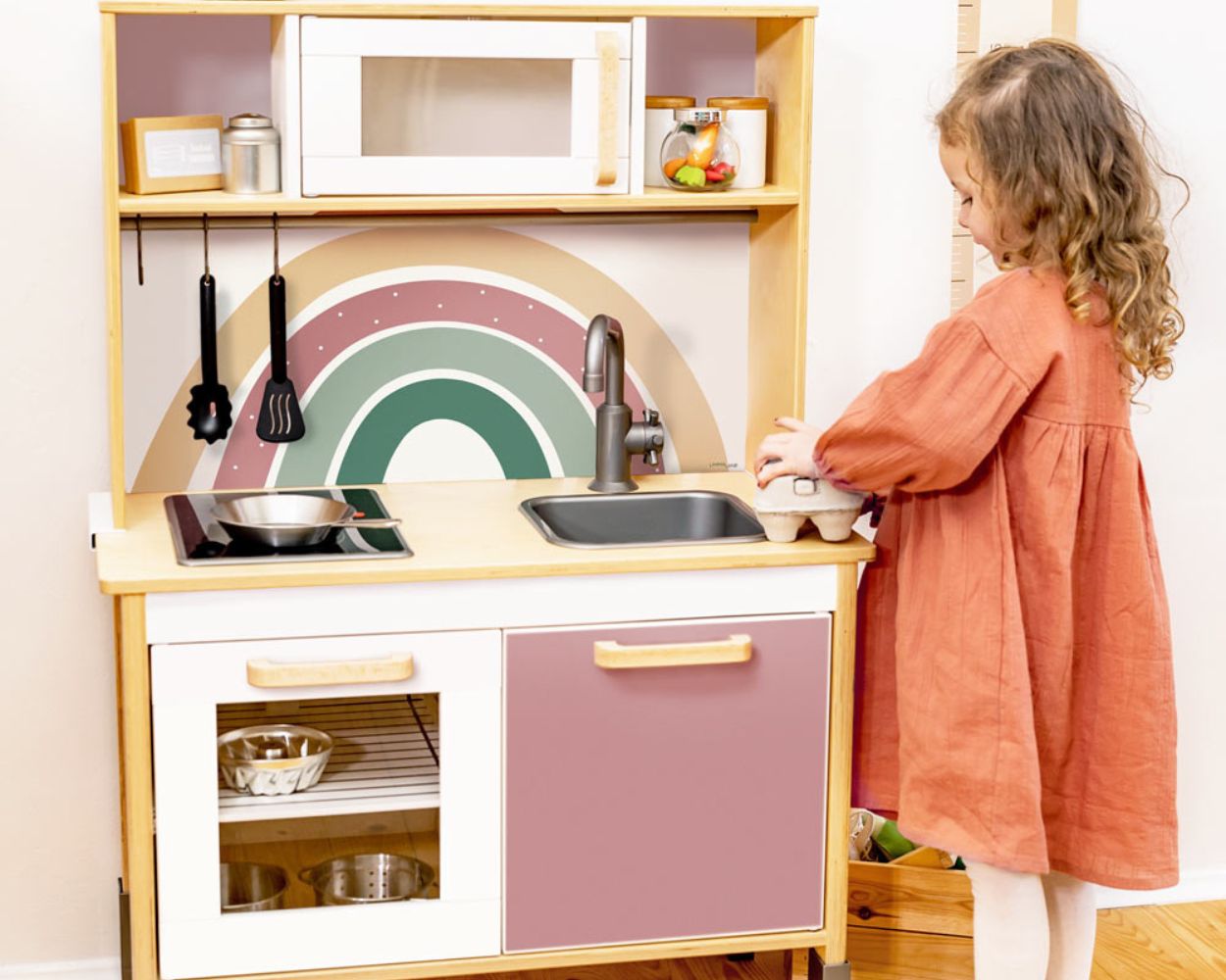 Kinderküche mit Regenbogen beklebt Kinderküche mit Regenbogen beklebt
