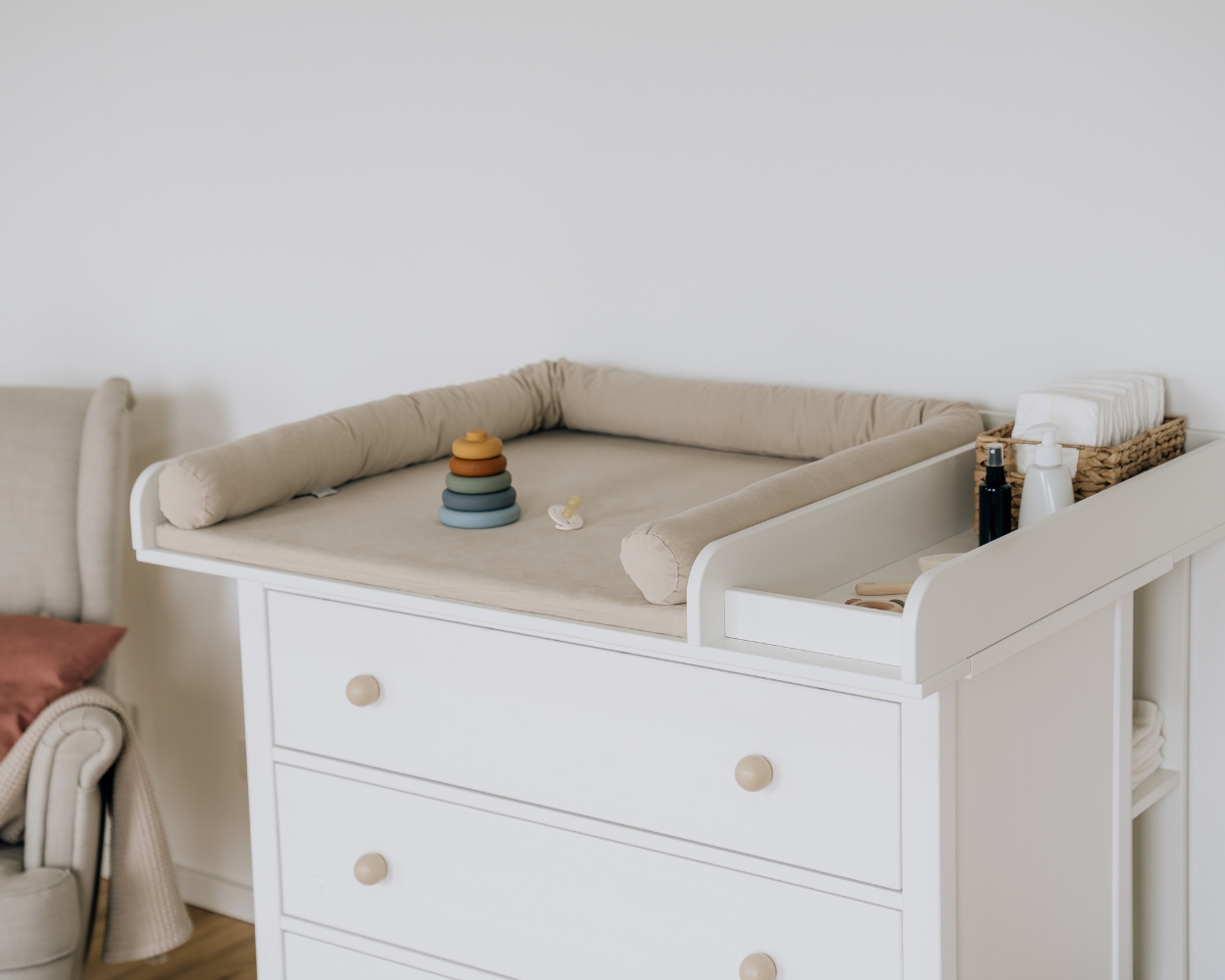 Wickelkommode im Babyzimmer mit Stauraum Wickelkommode im Babyzimmer mit Stauraum