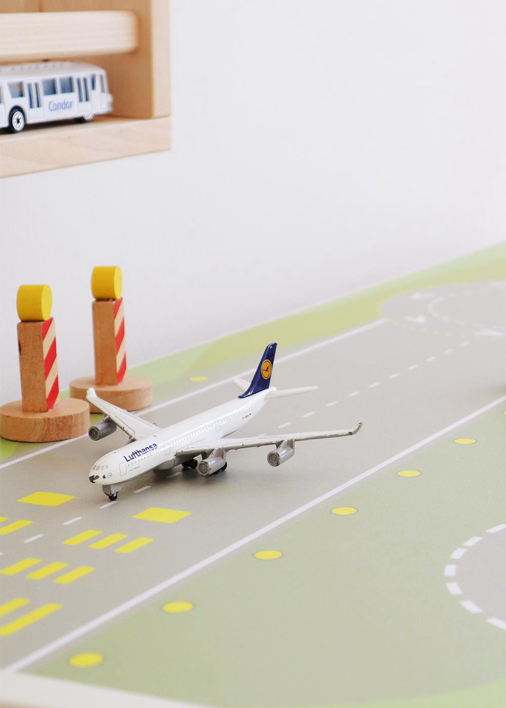 Ikea Dundra Spieltisch Landebahn Teilansicht Flugzeug