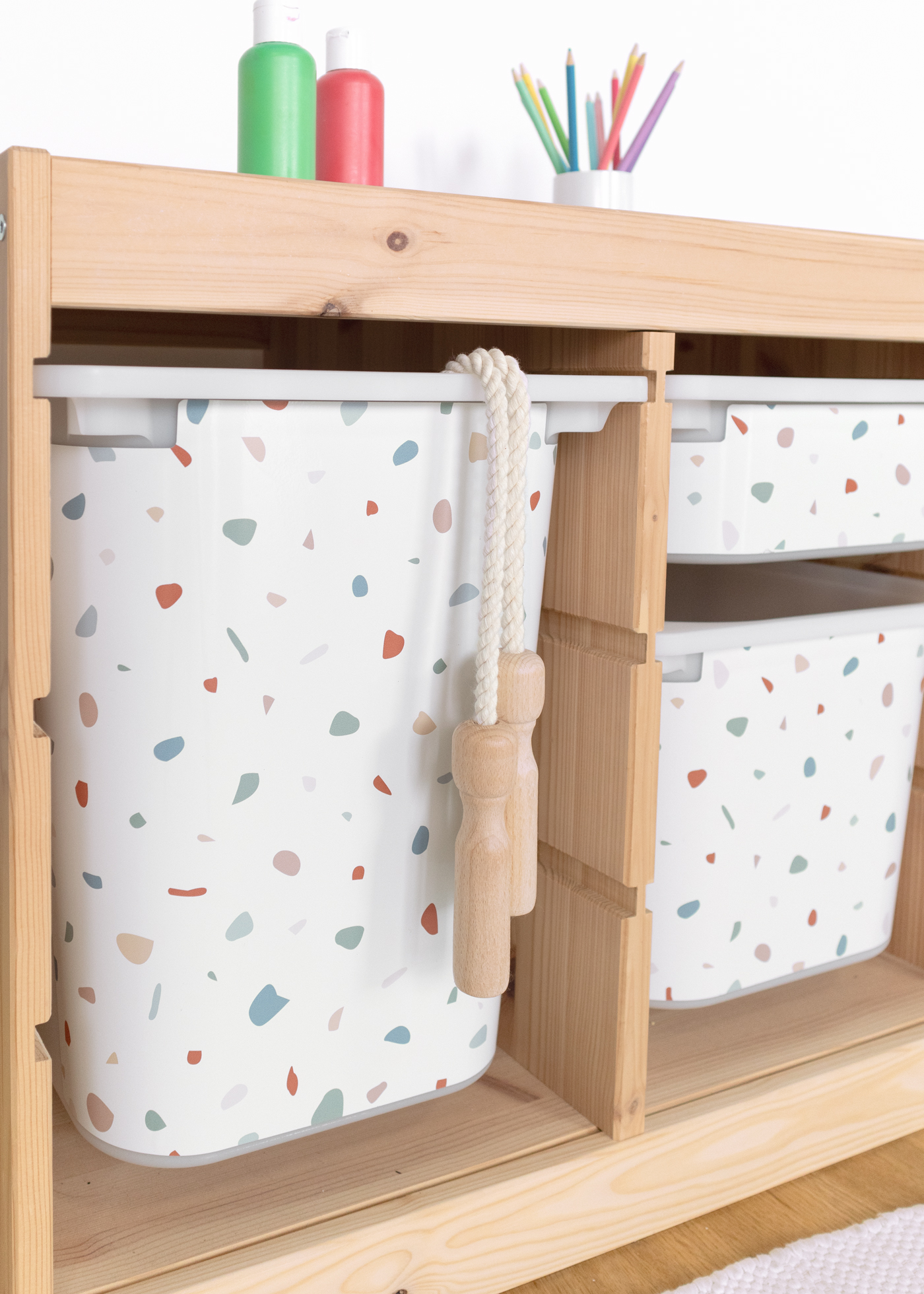 Wieder ablösbare Terrazzo Klebefolie für IKEA TROFAST Regal Wieder ablösbare Klebefolie für IKEA TROFAST Regal mit Terrazzo Muster