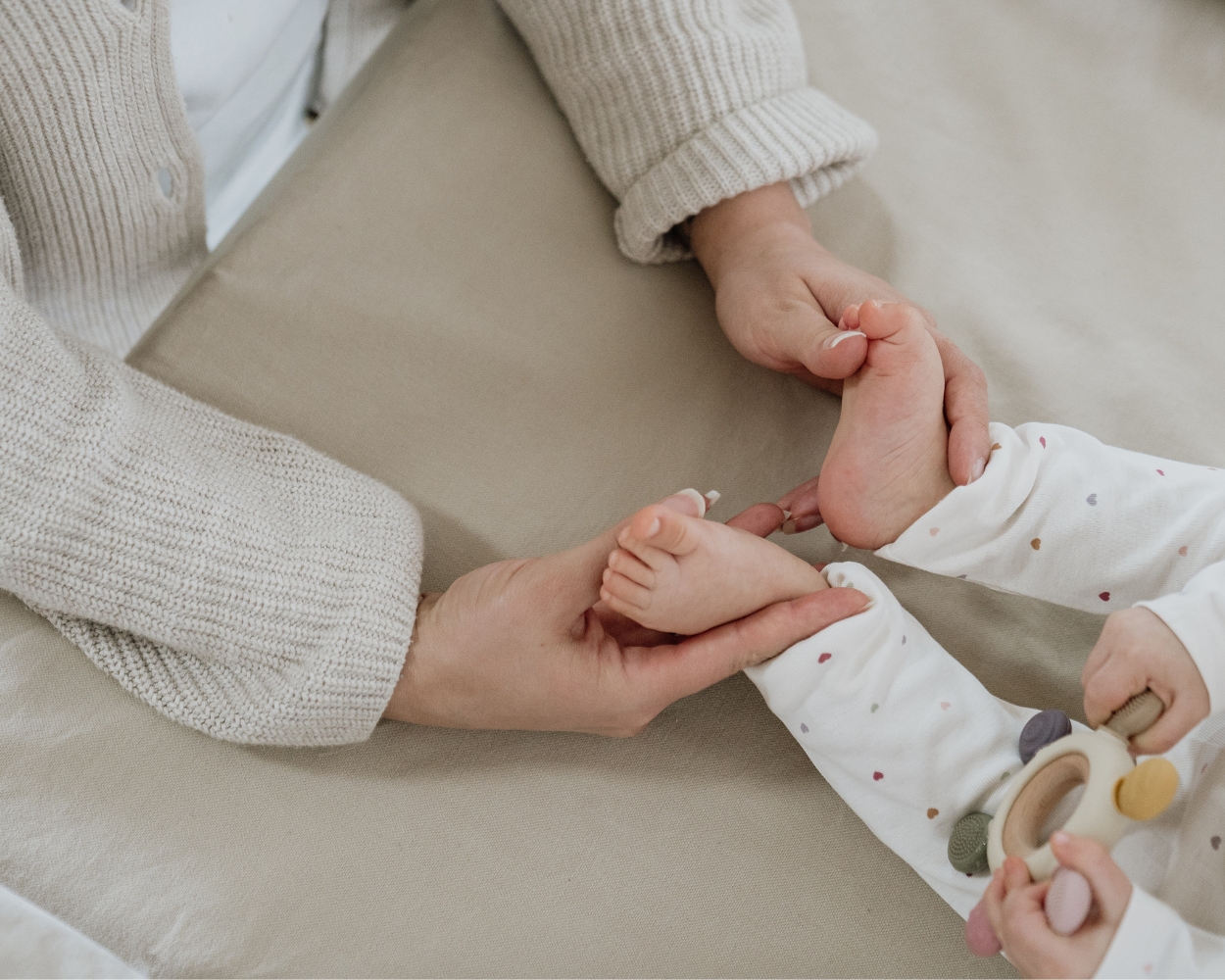 Baby anziehen auf der Wickelkommode