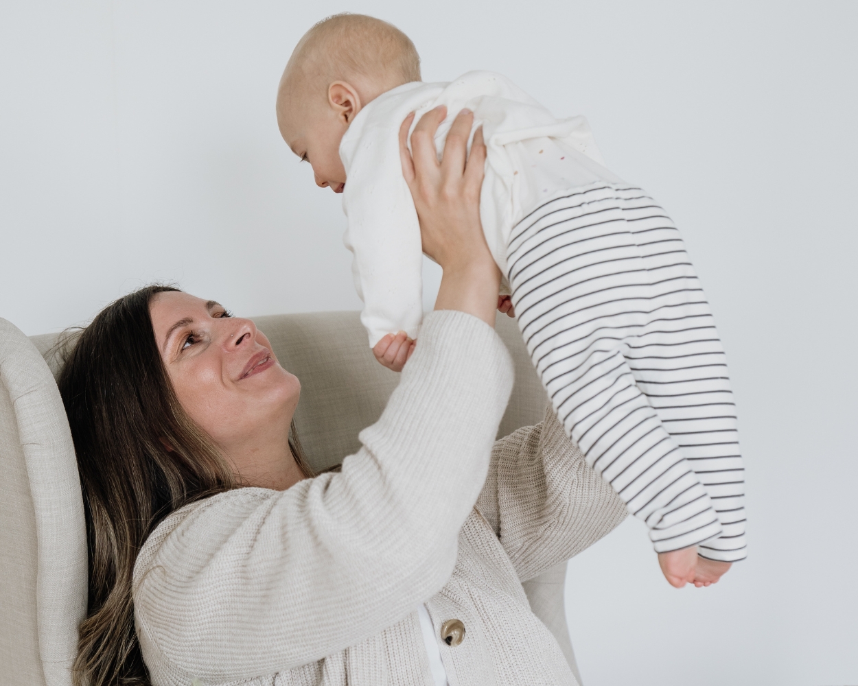 Kuscheln mit Baby im Stillsessel Kuscheln mit Baby im Stillsessel