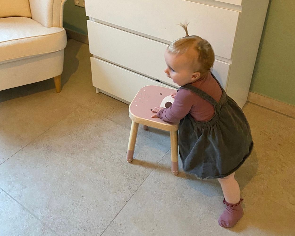 Leren lopen met het IKEA FLISAT kinderkrukje