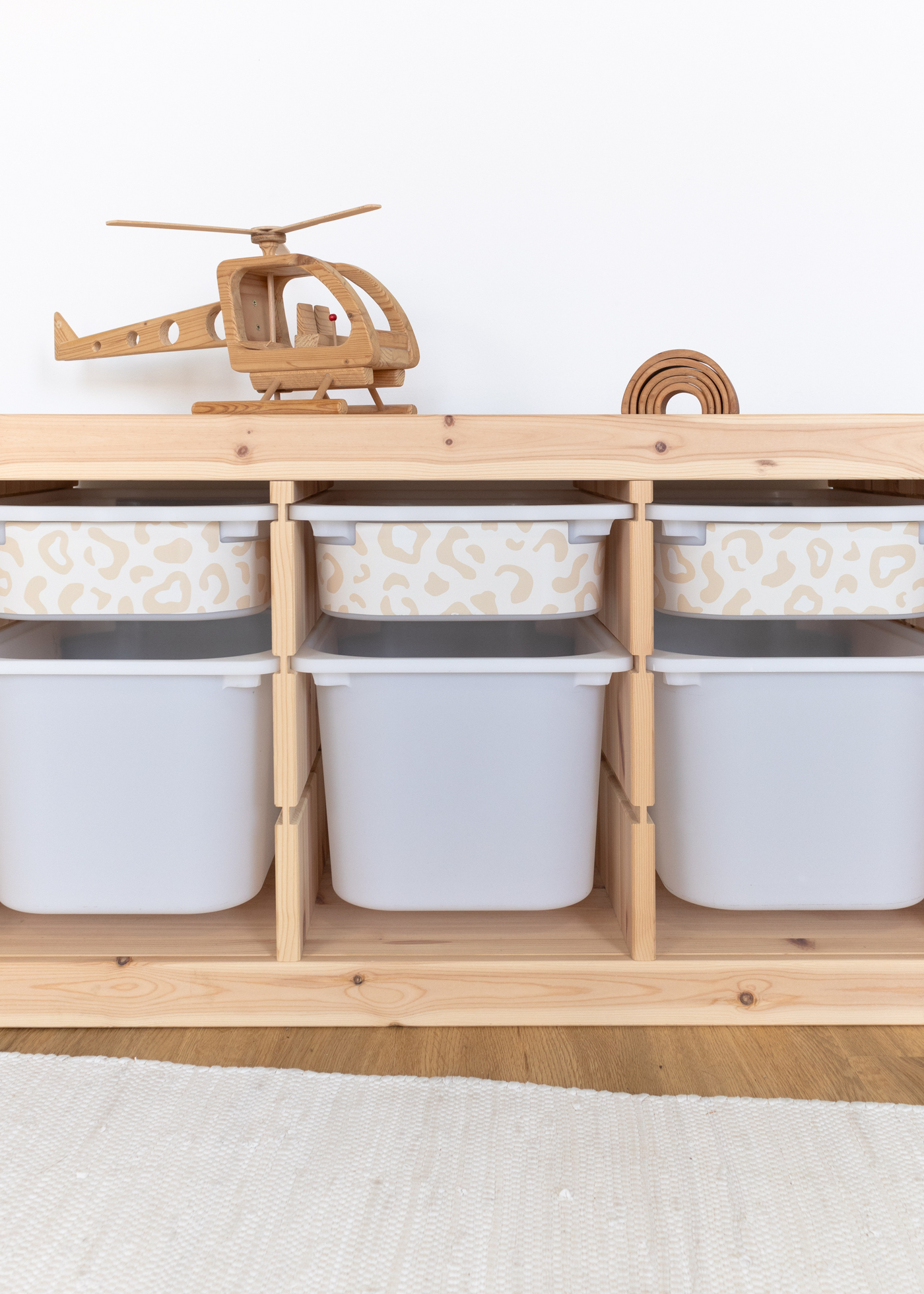 IKEA TROFAST Boxen mit trendigem Leo Muster IKEA TROFAST Boxen mit trendigem Leo Muster bekleben