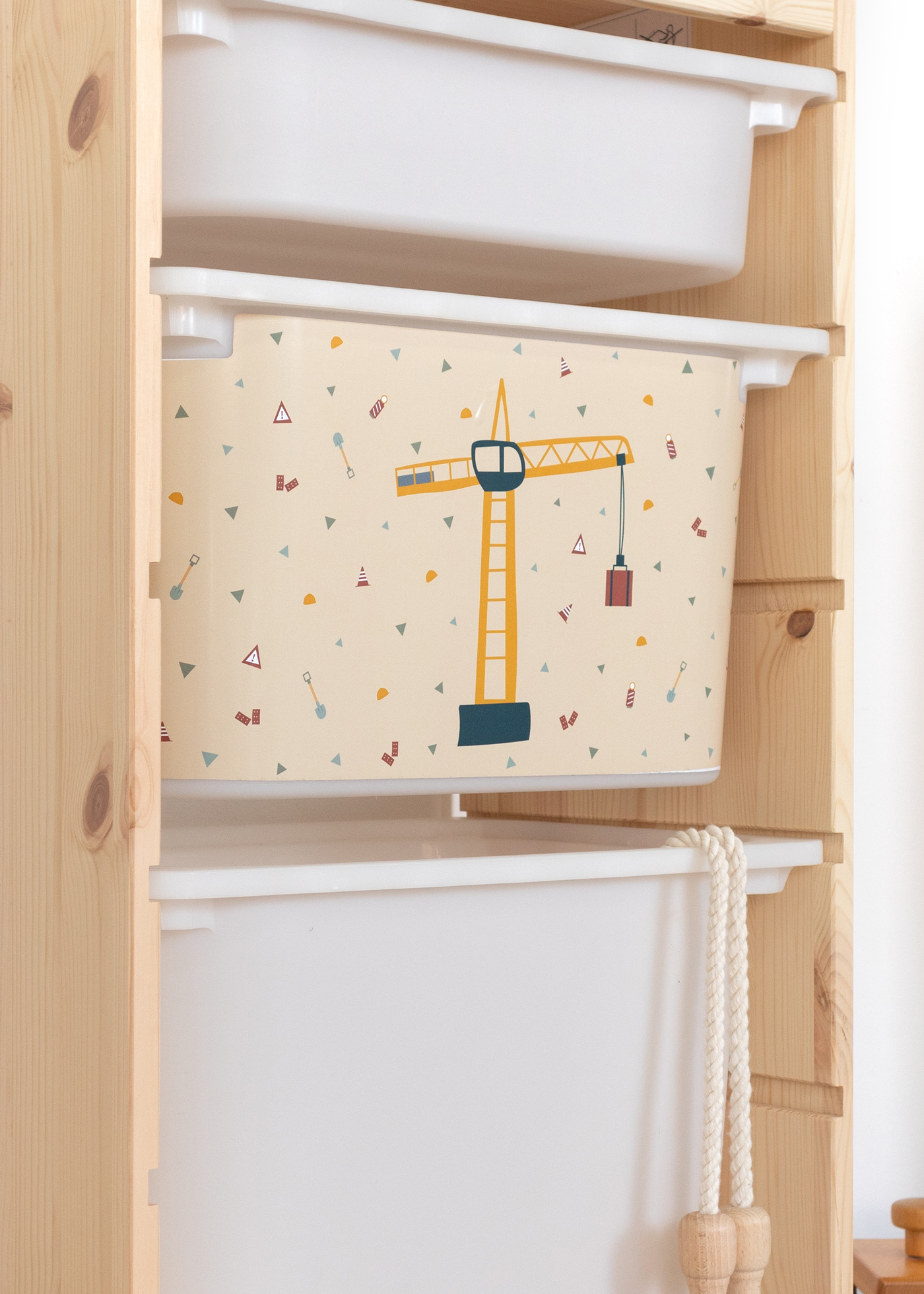 Dekorative Kran-Box für kleine Baumeister im IKEA Regal Aufbewahrungsbox im IKEA TROFAST Regal mit farbigem Kran-Muster für Kinder.