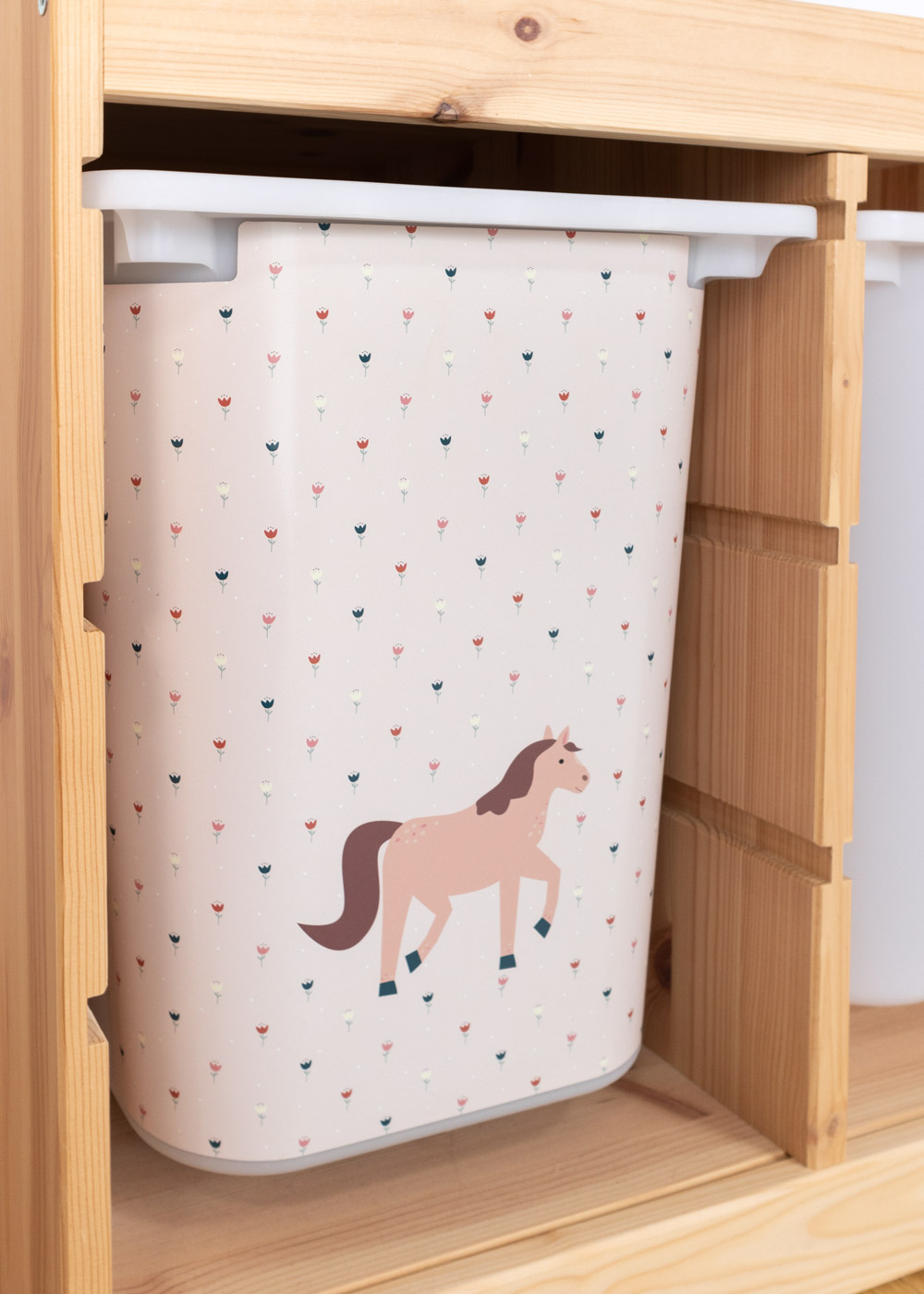 Klebefolie mit Pferdemotiv für Ikea Trofast Boxen Ikea Trofast Regal mit passender Klebeflie von Limmaland mit Pferden verschönern