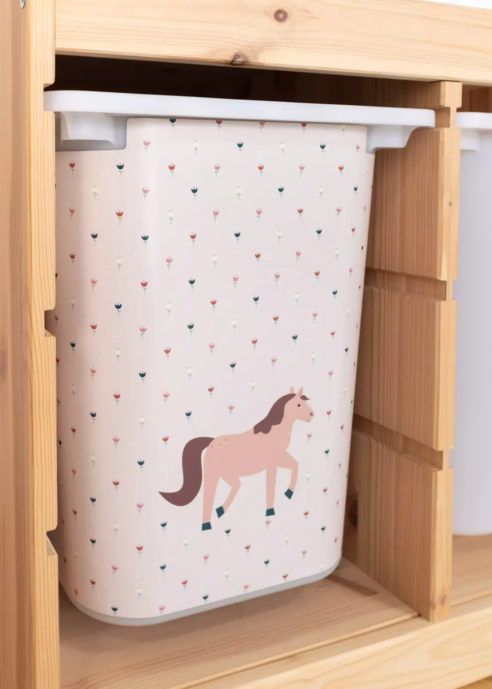 Ikea Trofast Regal mit passender Klebeflie von Limmaland mit Pferden verschönern