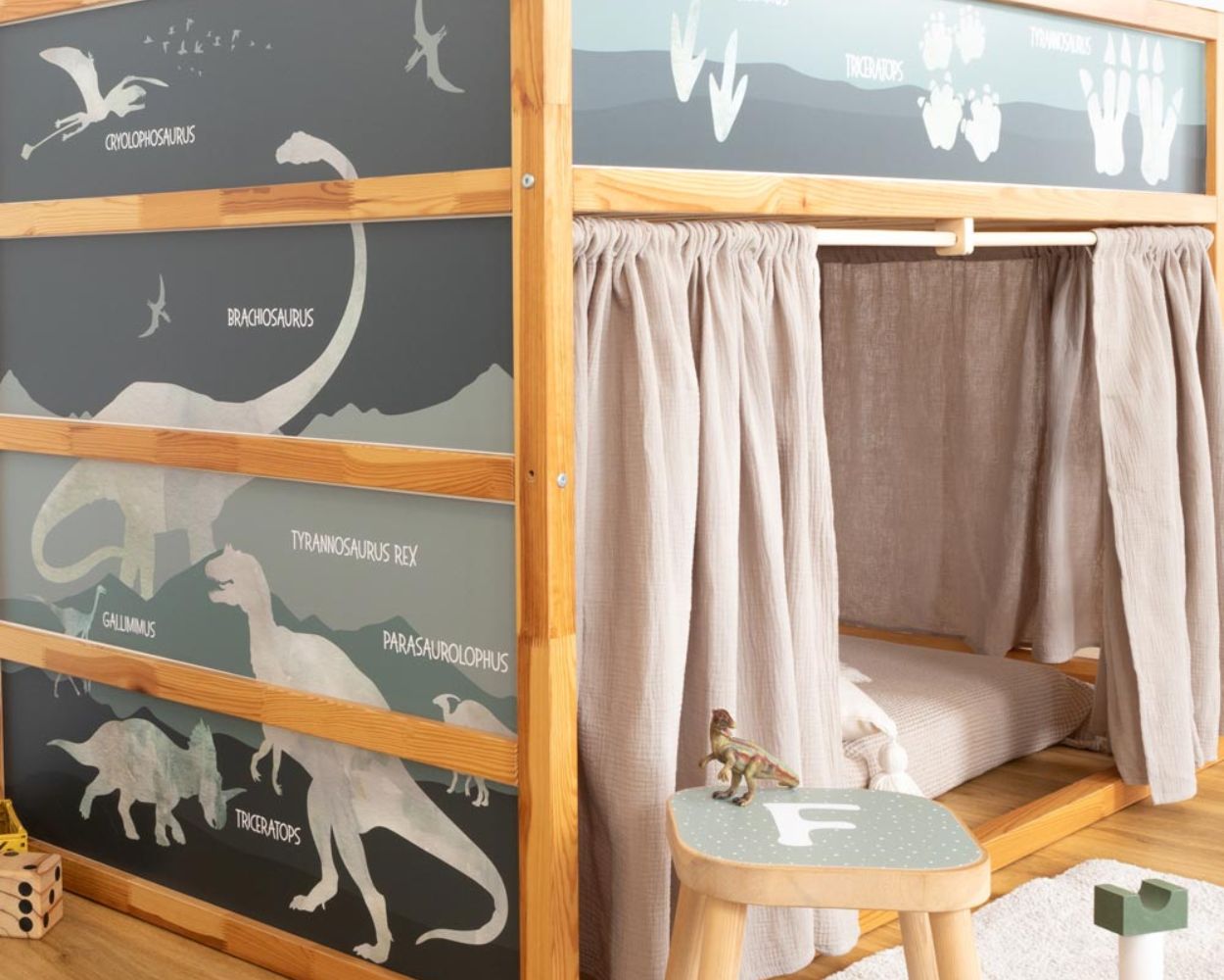 Ikea Kura Kinderbett mit passender Limmaland Klebefolie DINO