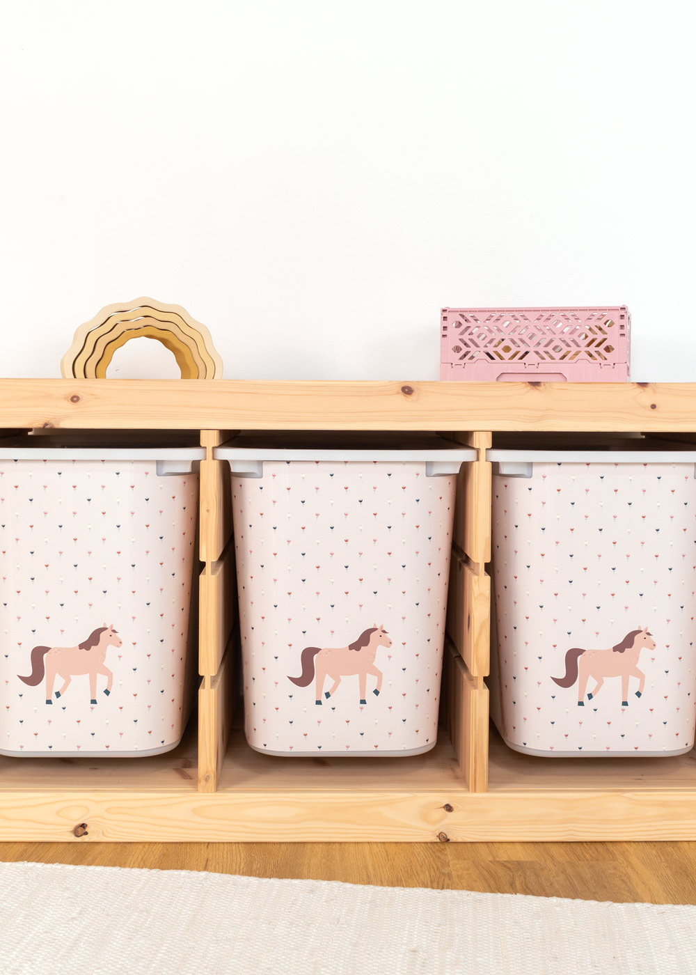Klebefolie mit Pferdemotiv für Ikea Trofast Boxen Ikea Trofast Regal mit passender Klebeflie von Limmaland mit Pferden verschönern