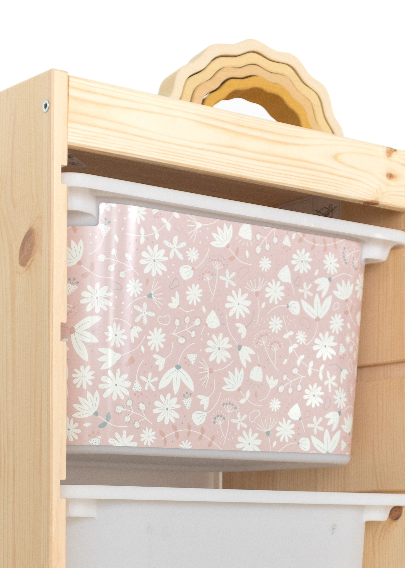 Aufbewahrungslösung mit rosa Blumenmotiv im IKEA Regal IKEA TROFAST Regal mit Aufbewahrungsbox, verziert mit einem zarten rosa Blumenmuster.