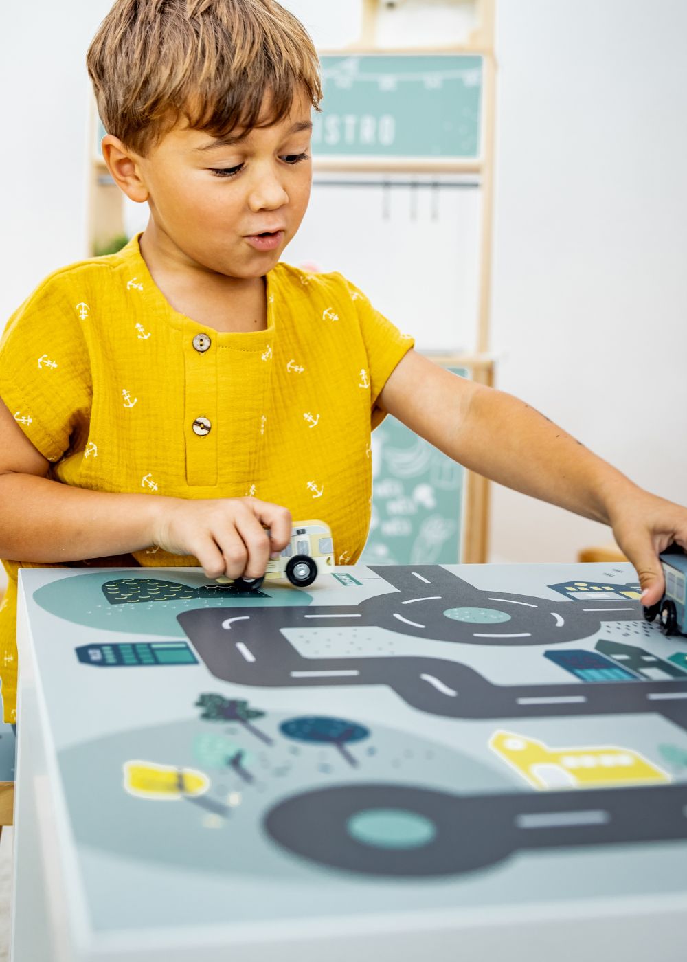 Kind spielt mit IKEA Spieltisch nach Montessori