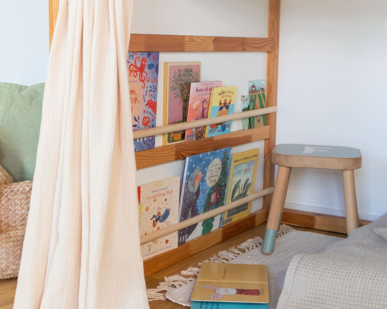 IKEA KURA mit Bücherregal IKEA KURA mit Bücherregal
