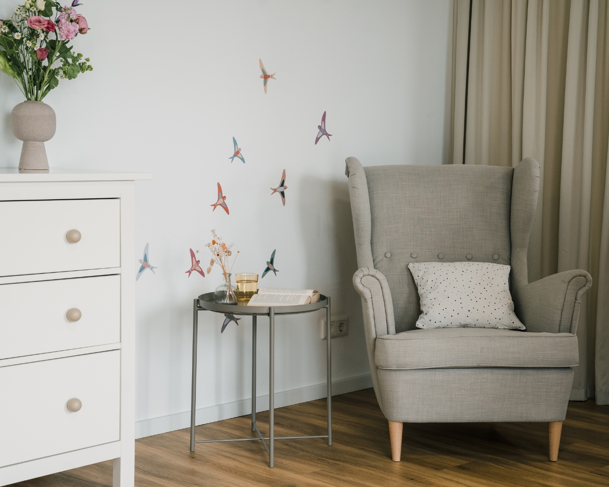 Stillsessel im Babyzimmer zum Kuscheln und StillenStillsessel im Babyzimmer zum Kuscheln und Stillen Stillsessel im Babyzimmer zum Kuscheln und Stillen