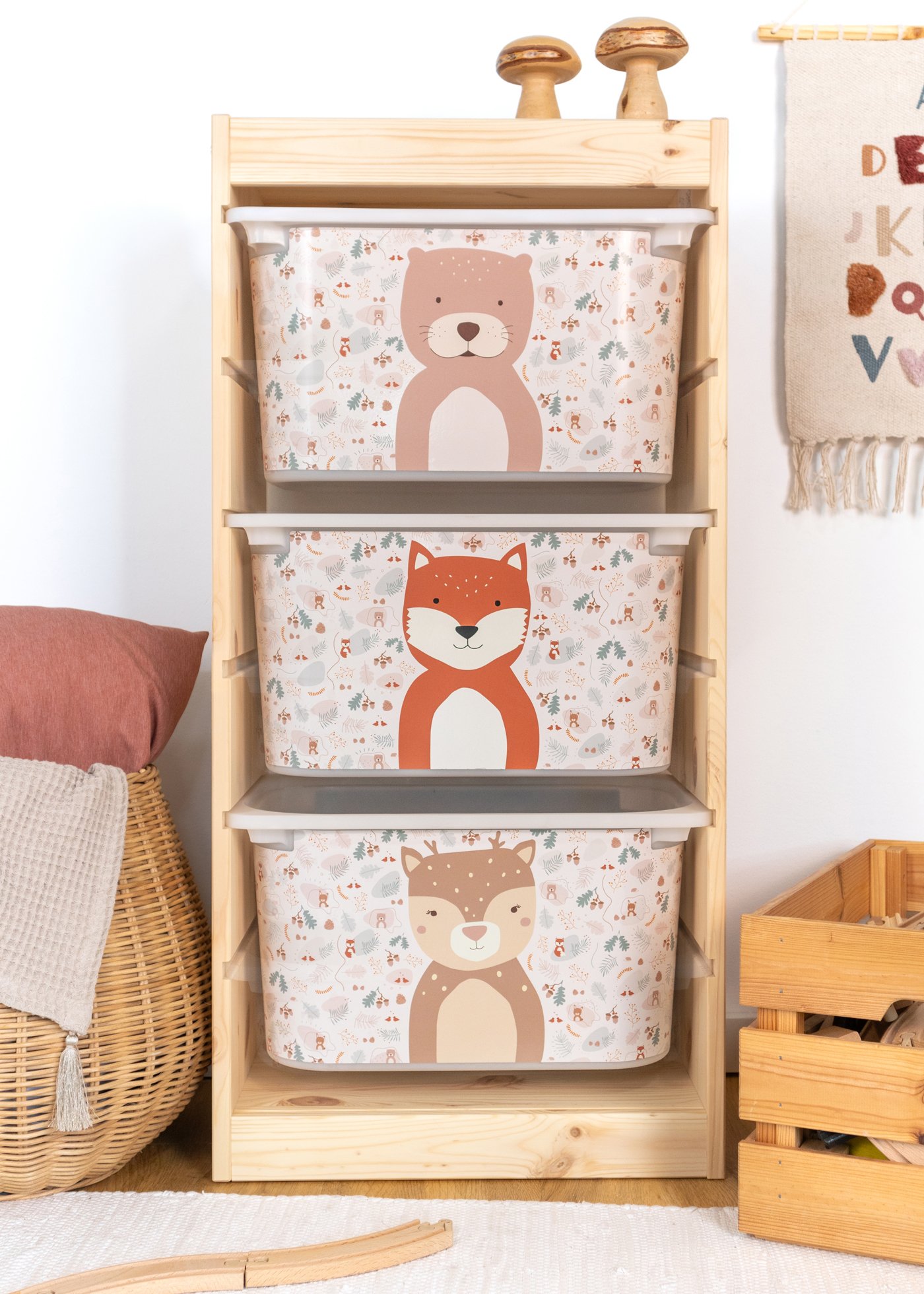 Aufbewahrungsbox mit Fuchs-Design im IKEA TROFAST Regal Kindgerechte Aufbewahrungsbox im TROFAST Regal, verziert mit einem spielerischen Fuchs-Motiv.