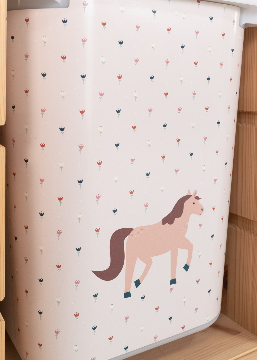Klebefolie mit Pferdemotiv für Ikea Trofast Boxen Ikea Trofast Regal mit passender Klebeflie von Limmaland mit Pferden verschönern