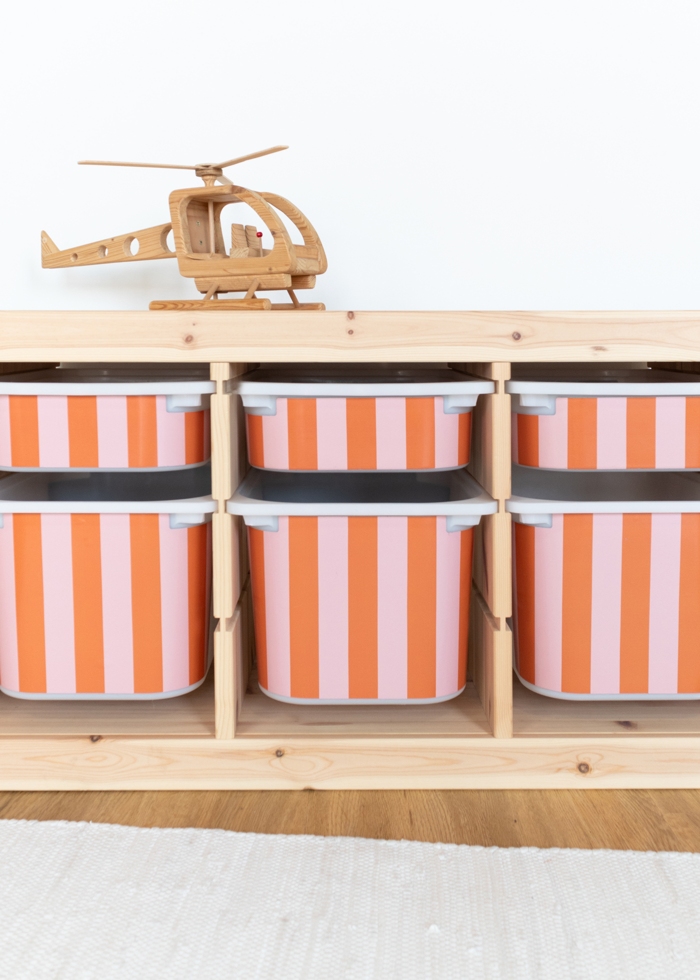 Rote Streifen auf dem IKEA TROFAST Streifenmuster-Klebefolie in bunten Farben für IKEA TROFAST Regal