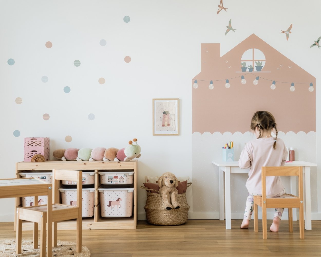 Das Kinderzimmer Tiere mit Tiermotiven gestalten, wie den Ikea Flisat Kinderhocker oder das Ikea Trofast Regal mit Klebefolien mit Tieren gestalten