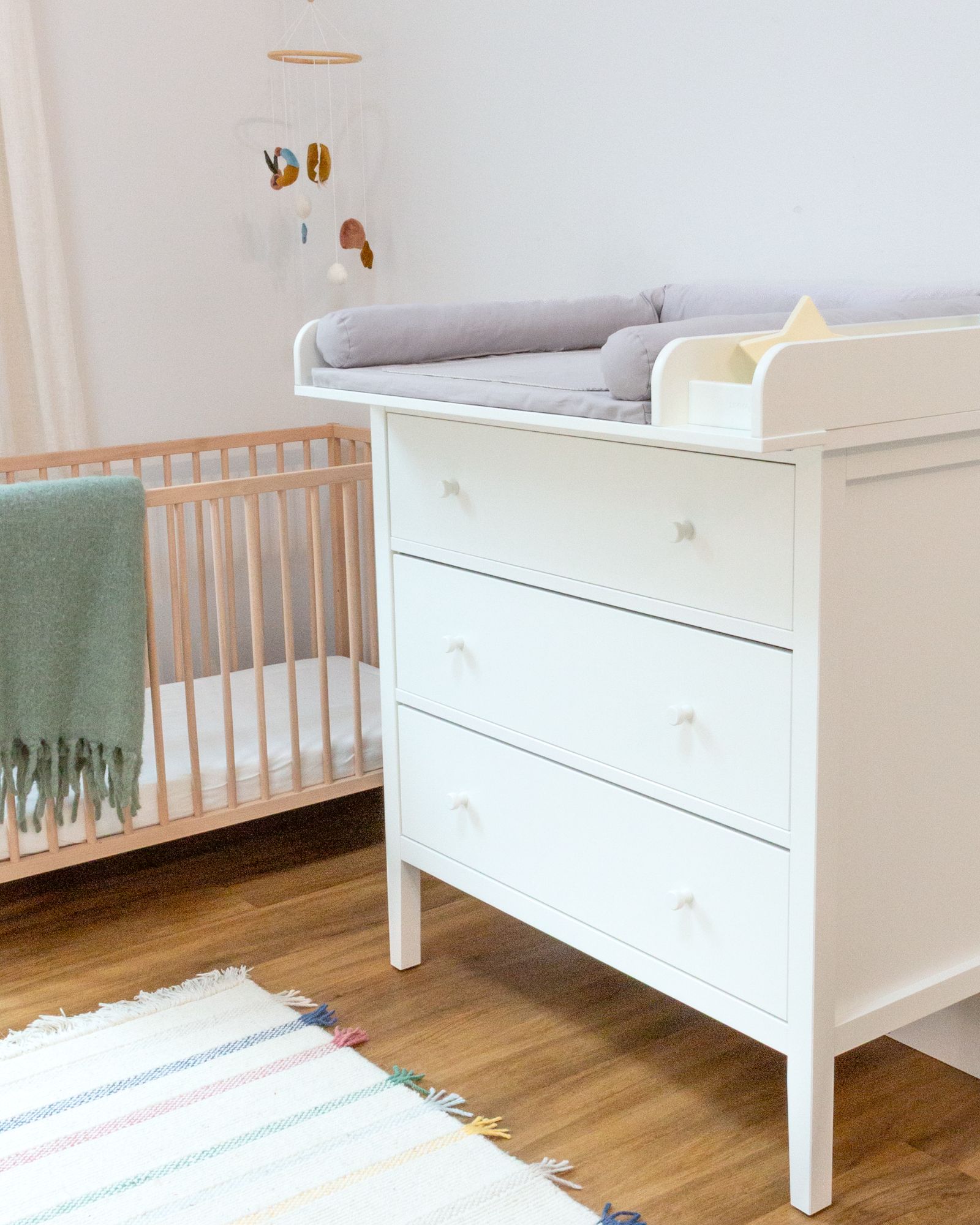 weisses kommode, wickeltischkommode, dreikammern schubladen, babyzimmer, weiss holz