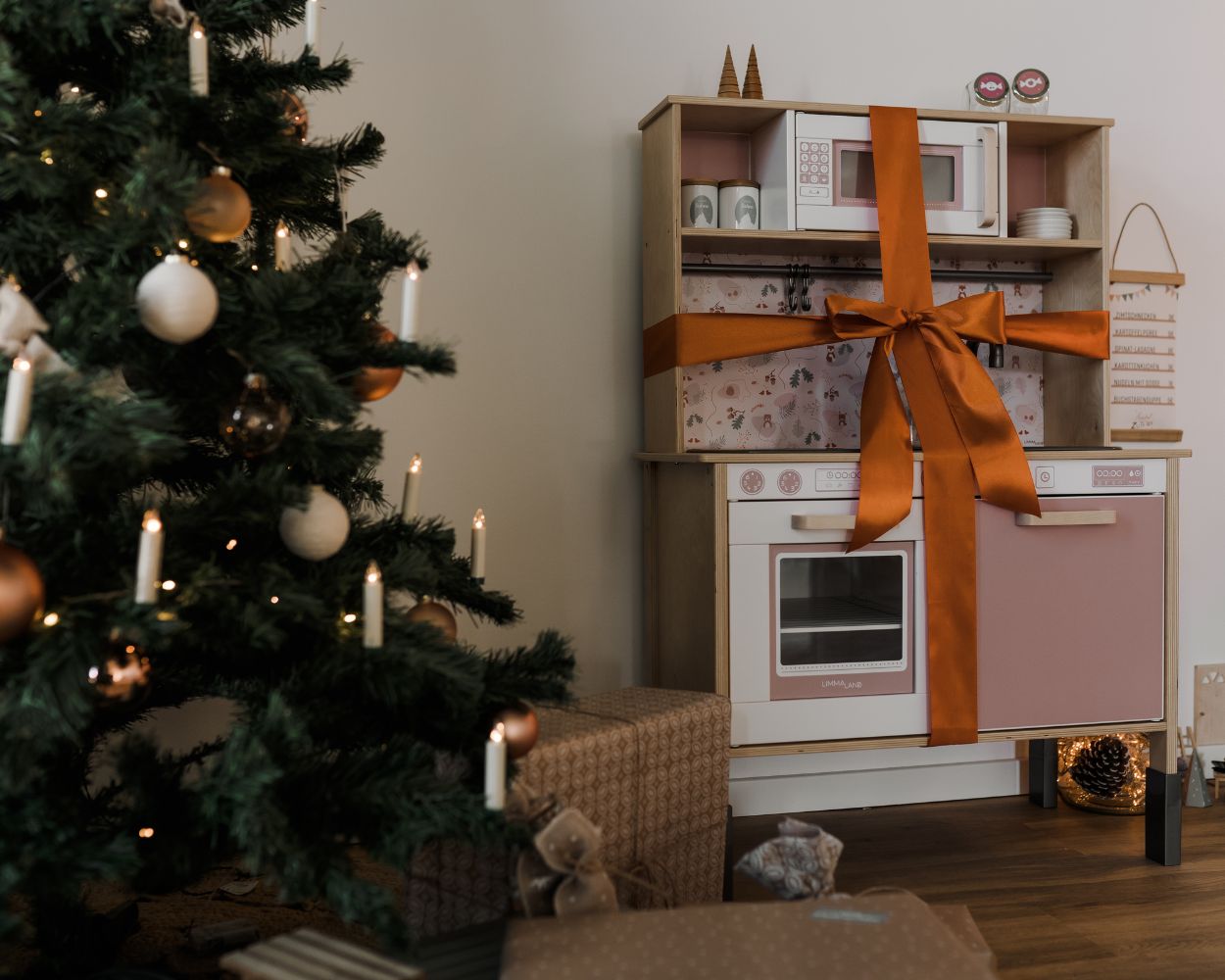 Weihnachtsbaum und Kinderküche