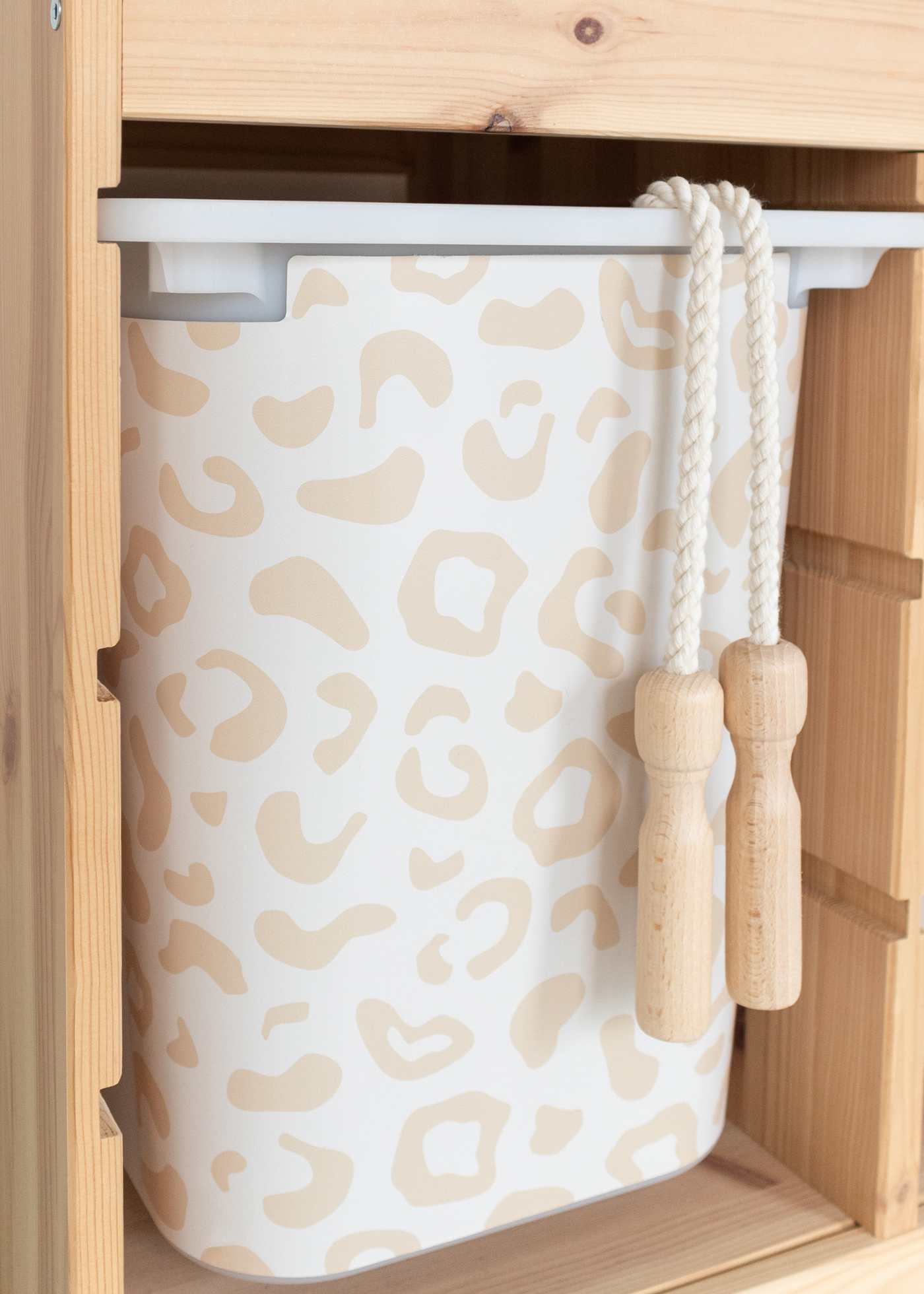 IKEA TROFAST Boxen mit Leopardenmuster bekleben