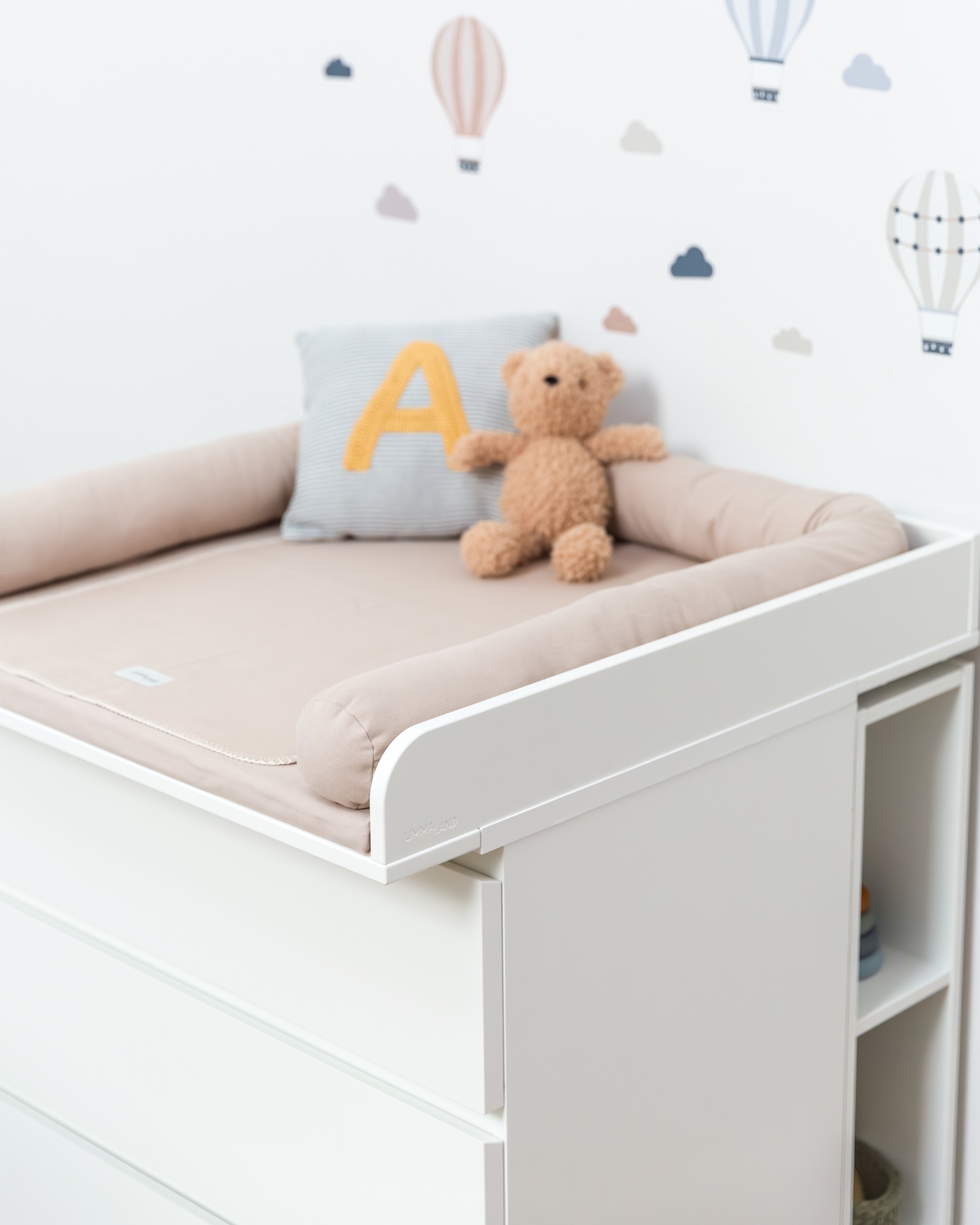 Kinderbett, Wickelauflage, Teddybär, Kissen, Wanddekoration