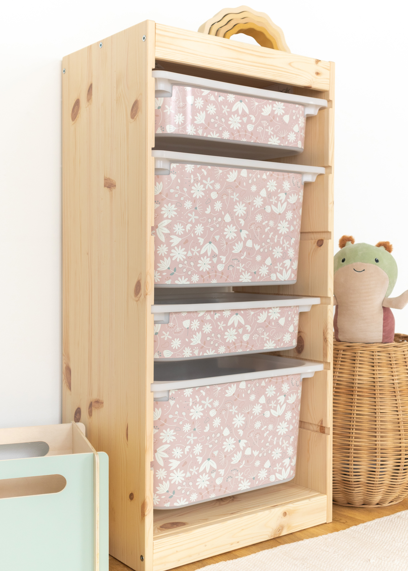 Florales rosa Muster auf Aufbewahrungsbox im TROFAST Regal Aufbewahrungsbox im IKEA TROFAST Regal, bedruckt mit einem stilvollen rosa Blumenmuster.