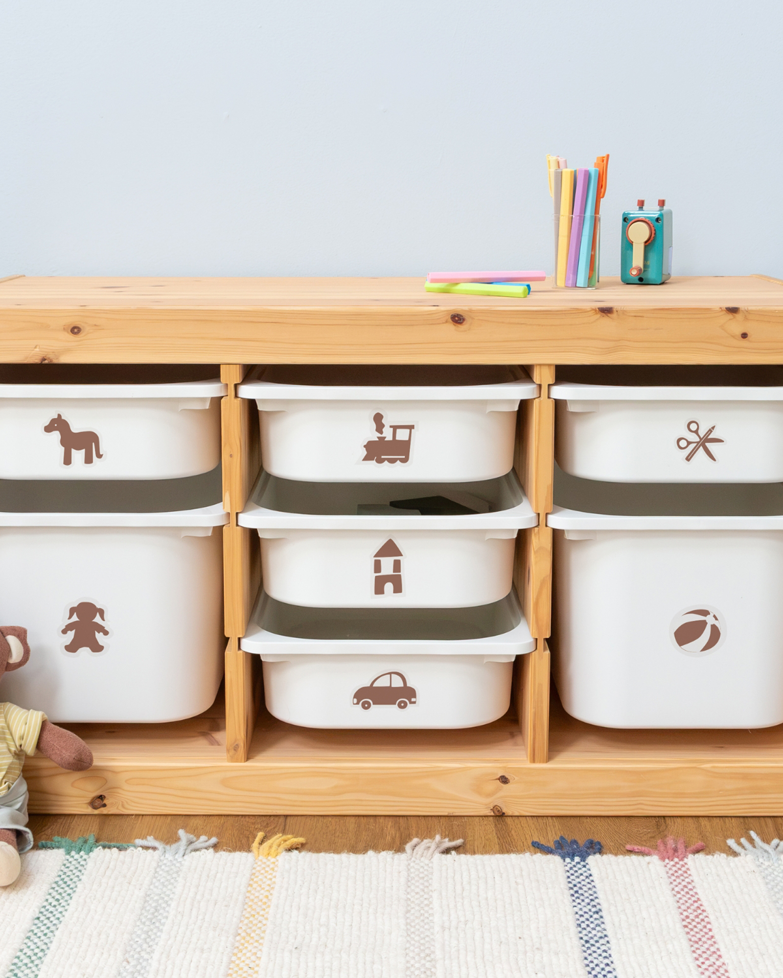 Kinderorganisation, Aufbewahrungsboxen, Kunststoffbehälter, Holzmöbel, Spielzeugkiste