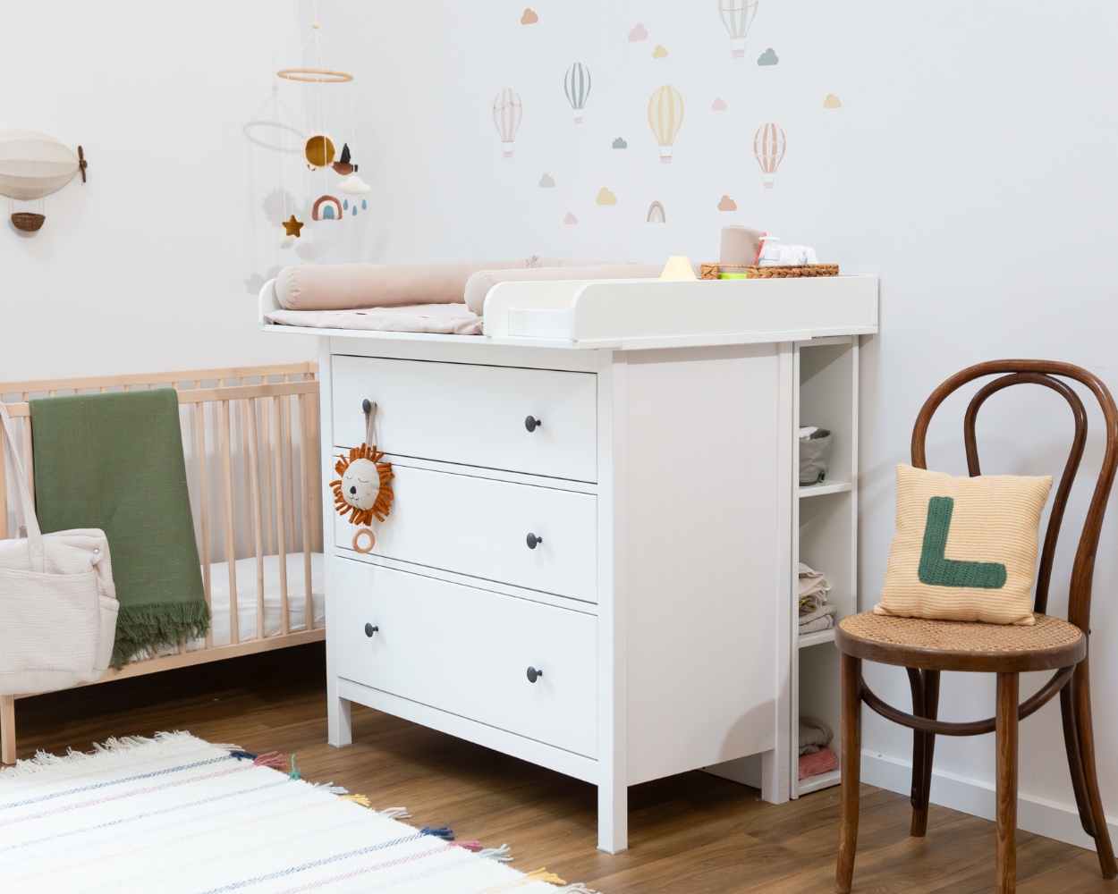 Wickeltisch mit Auflage und Körben