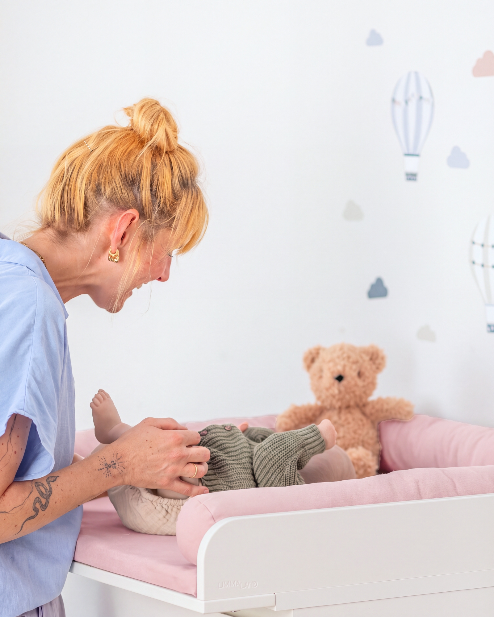 Wickelkommode, Wickelaufsatz, weißes Holz, rosa Wickelauflage, erhöhte Seiten