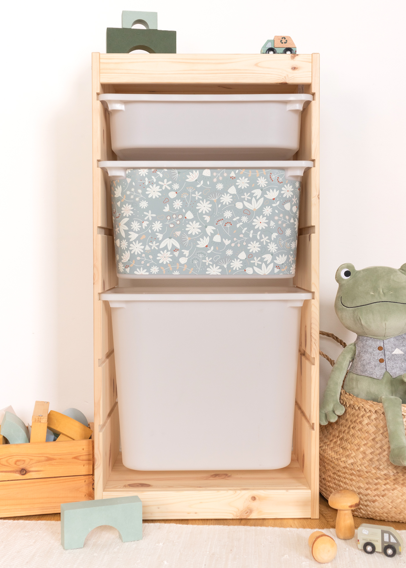 IKEA TROFAST Regal mit Aufbewahrungsbox im grünen Blumenmuster Praktische Aufbewahrungsbox im IKEA TROFAST Regal, bedruckt mit einem grünen Blumenmotiv.