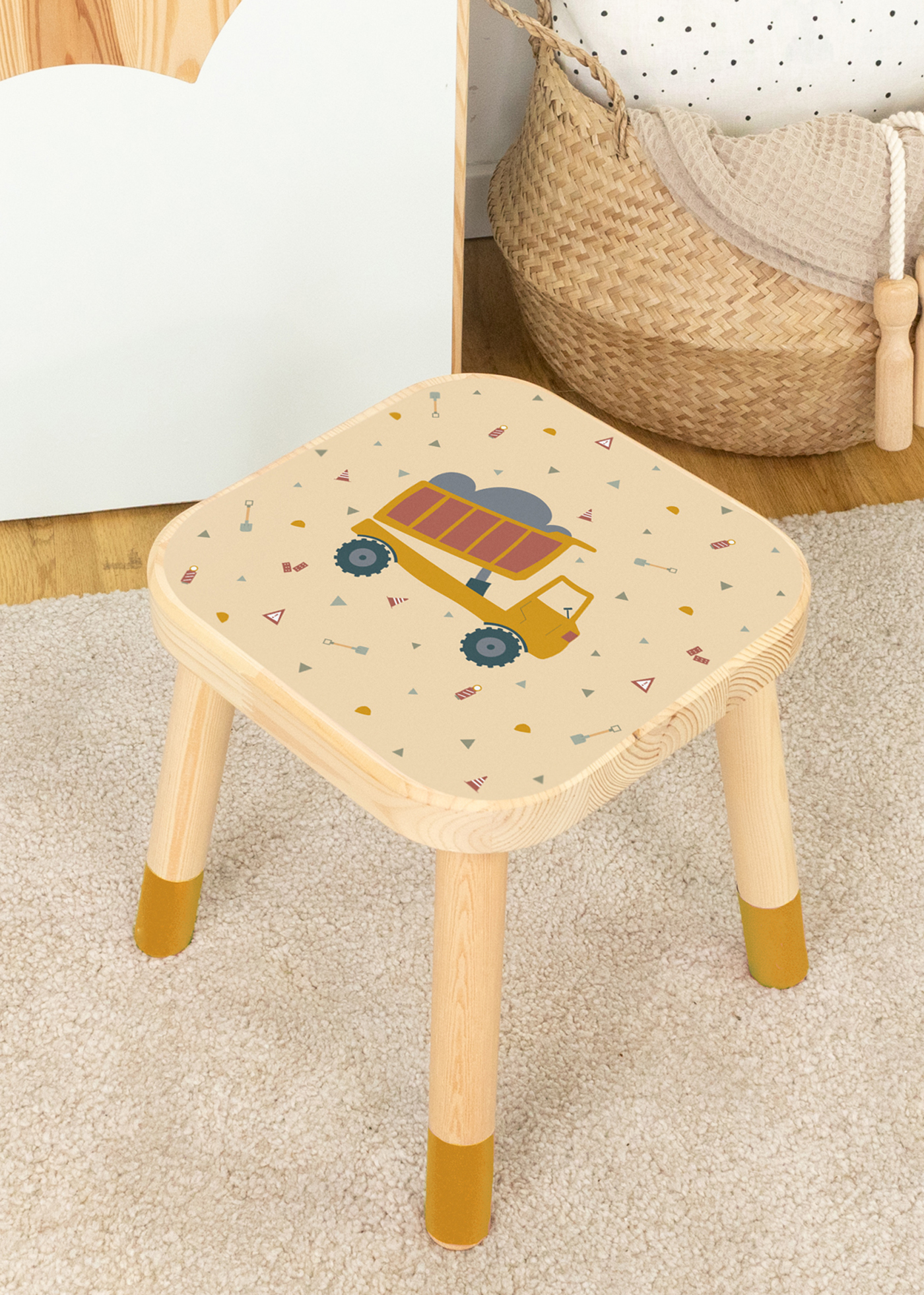Baustelle Klebefolie für IKEA FLISAT Stuhl Ein IKEA FLISAT Kinderhocker mit Zubehör und Klebefolien von Limmaland mit Kipplader Motiv