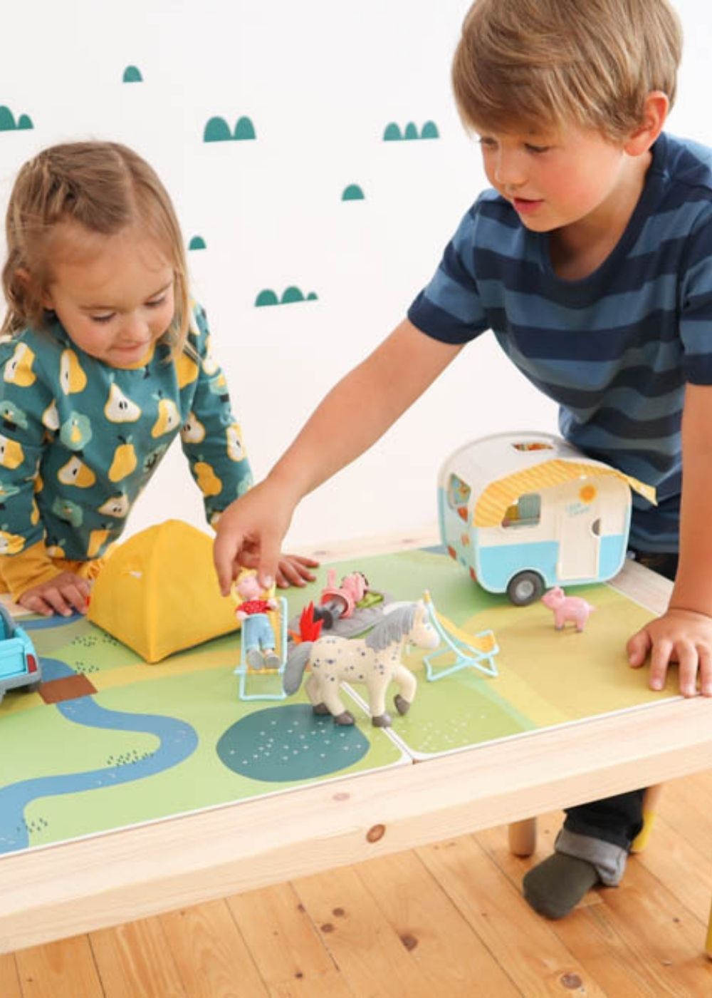 Kinderzimmer Montessori Spieltisch