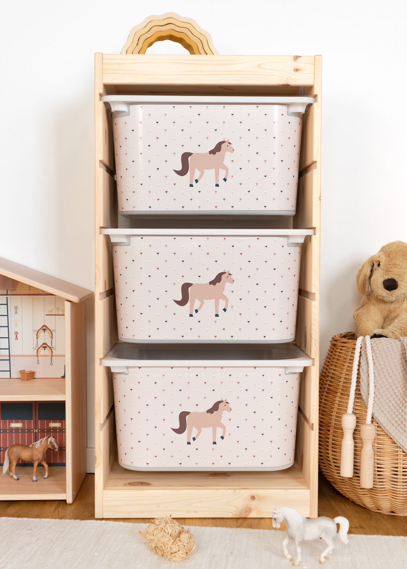 IKEA TROFAST Regal mit rosa Box, dekoriert mit einem Pferde-Motiv für das Kinderzimmer. IKEA TROFAST Regal mit rosa Box, dekoriert mit einem Pferde-Motiv für das Kinderzimmer.