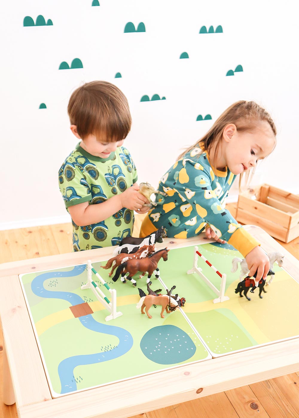 Ikea Flisat Kindertisch Spielwiese Teilansicht Kinder