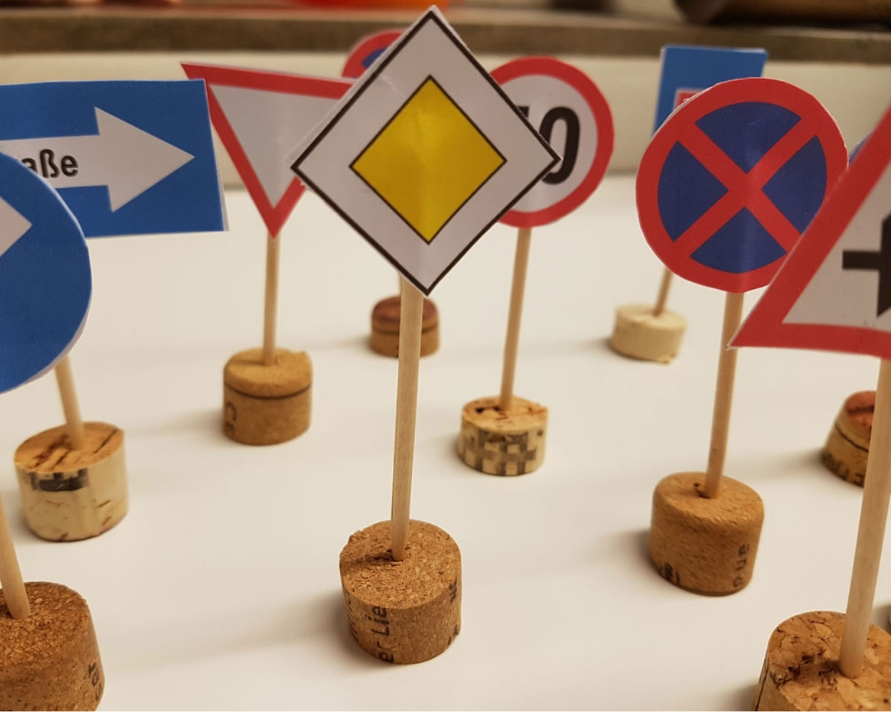 Verkehrsschilder lernen Ergebnis, Verkehrsschilder, Straßenschild, Parkverbot, Vorfahrt, Diamantschild
