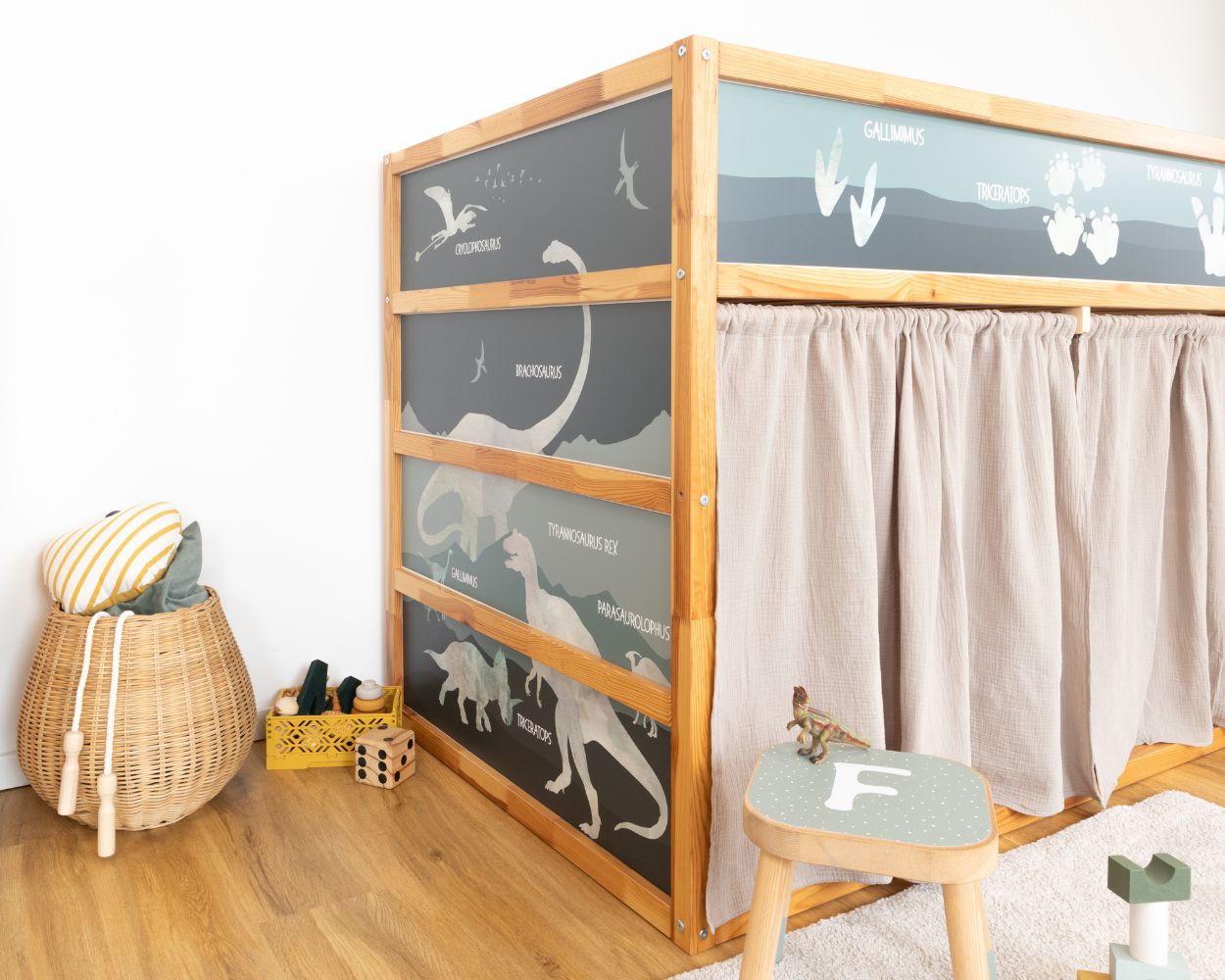IKEA KURA Hochbett Kinderzimmer Jungen Dinos