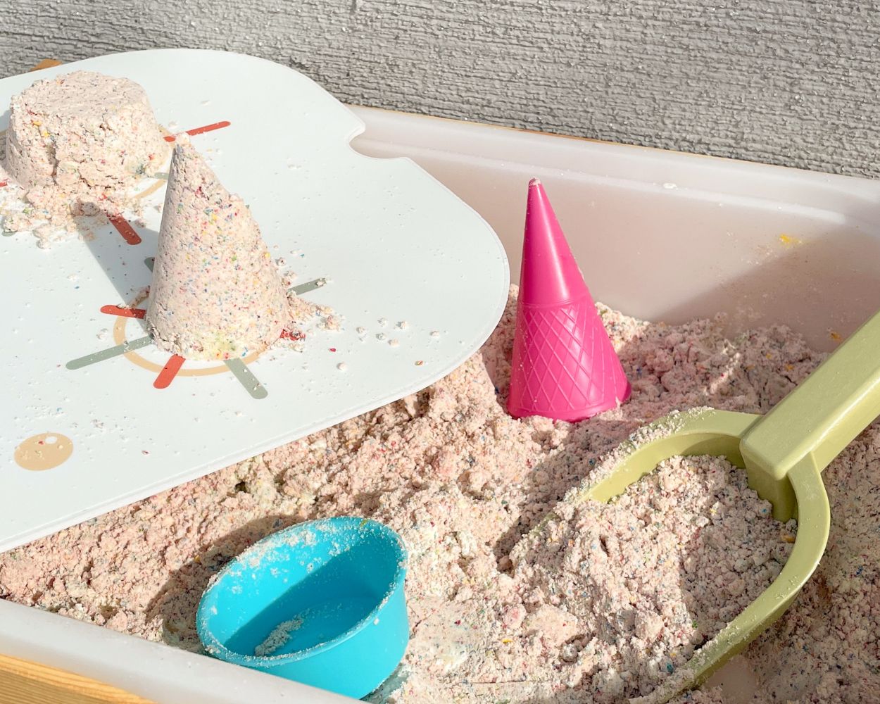 Spielen mit Zaubersand in der Matschküche Spielen mit Zaubersand in der Matschküche