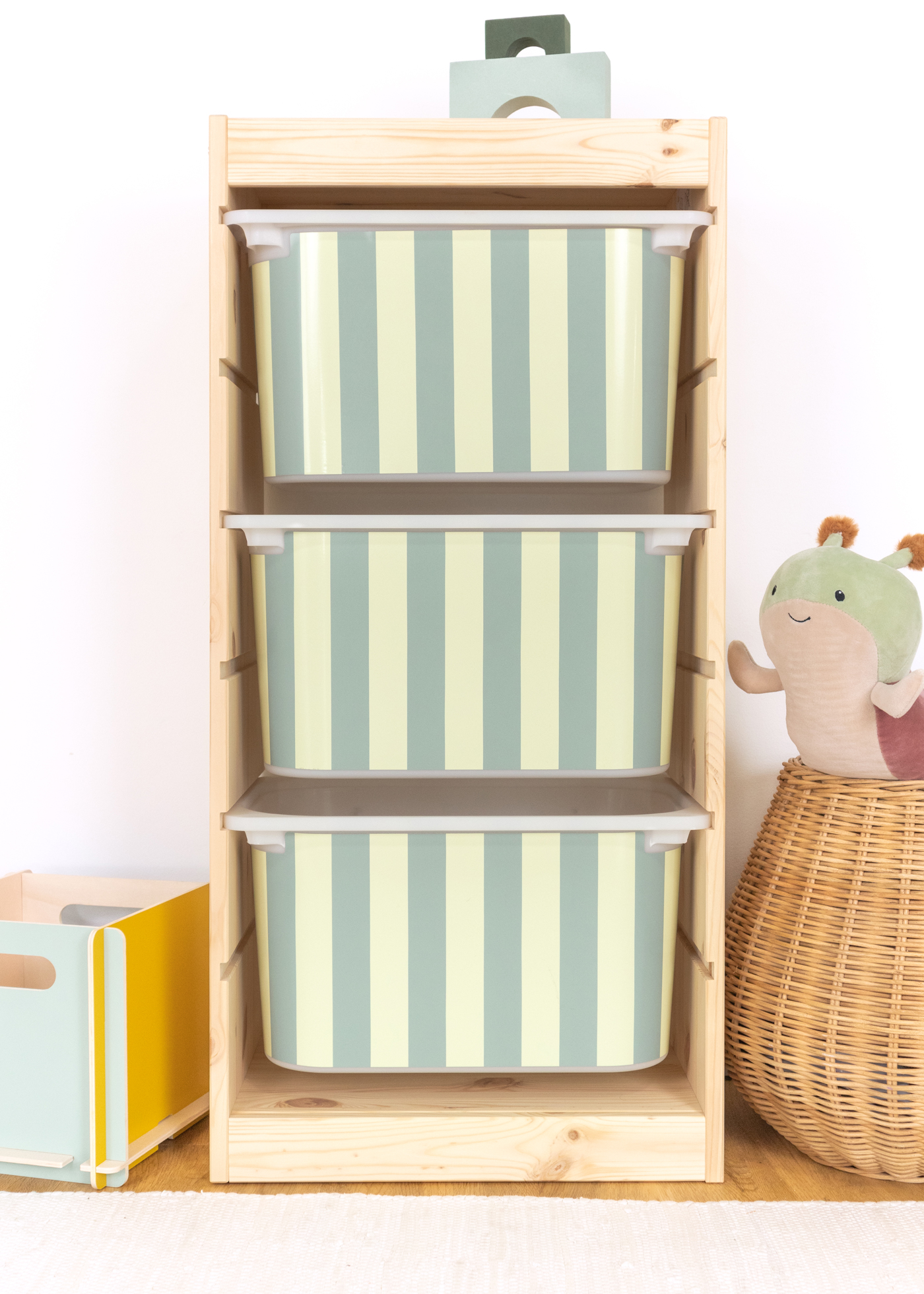 Spielzeugbox mit grünem Streifenmuster im TROFAST Regalsystem IKEA TROFAST Regal mit kinderfreundlicher Box im grünen Streifendesign.
