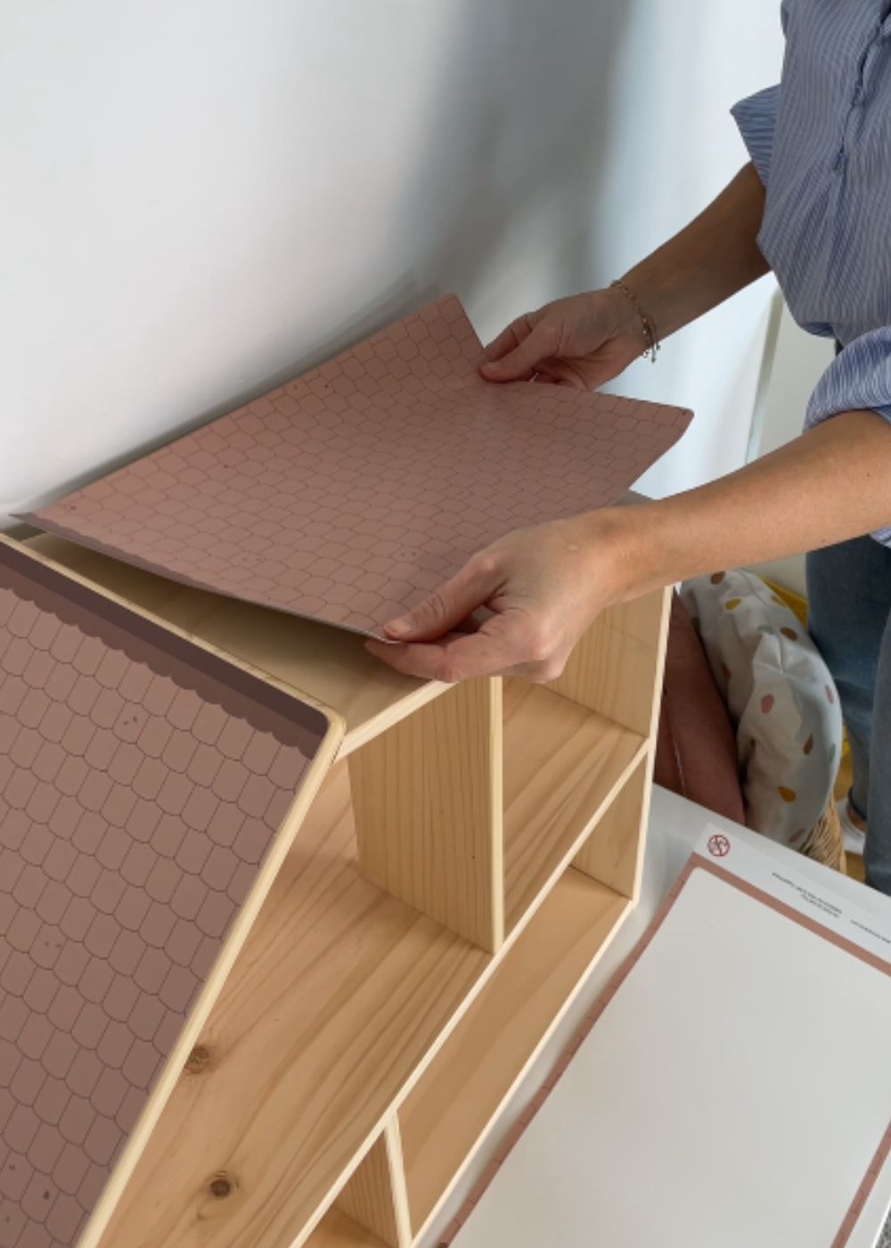 Folie für Puppenhausdach aufkleben Folie für Puppenhausdach aufkleben