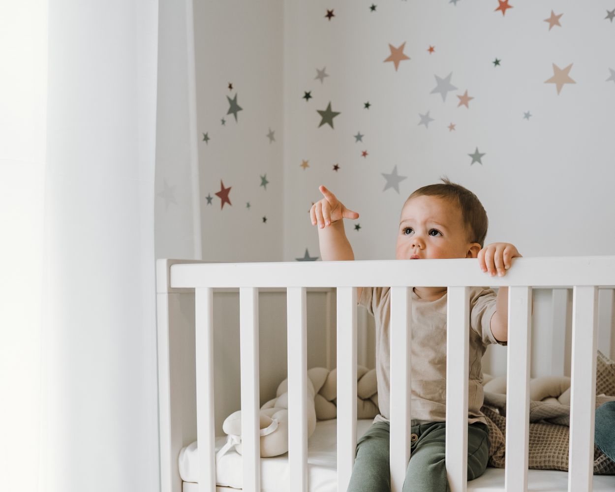 Wandgestaltung mit Sternen im Babyzimmer für Jungen 