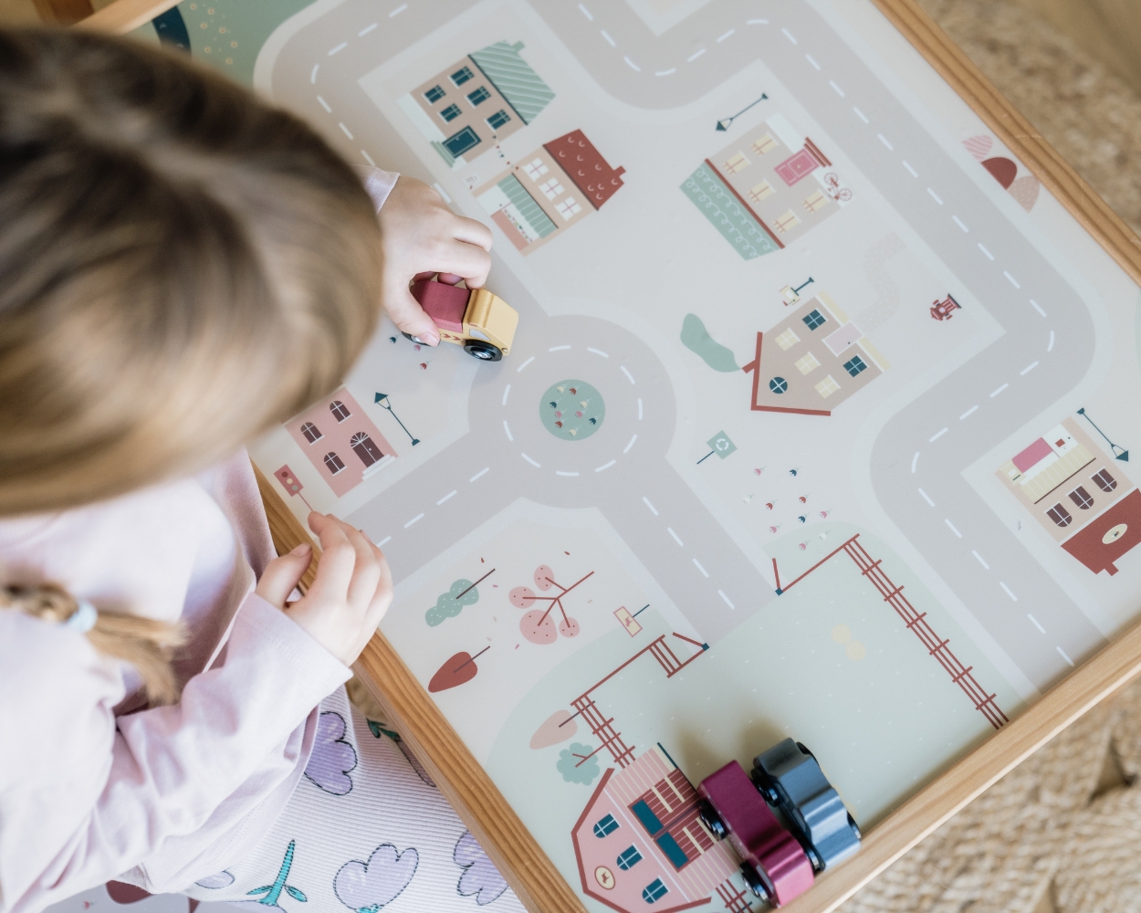 Mädchen spielt am Spieltisch