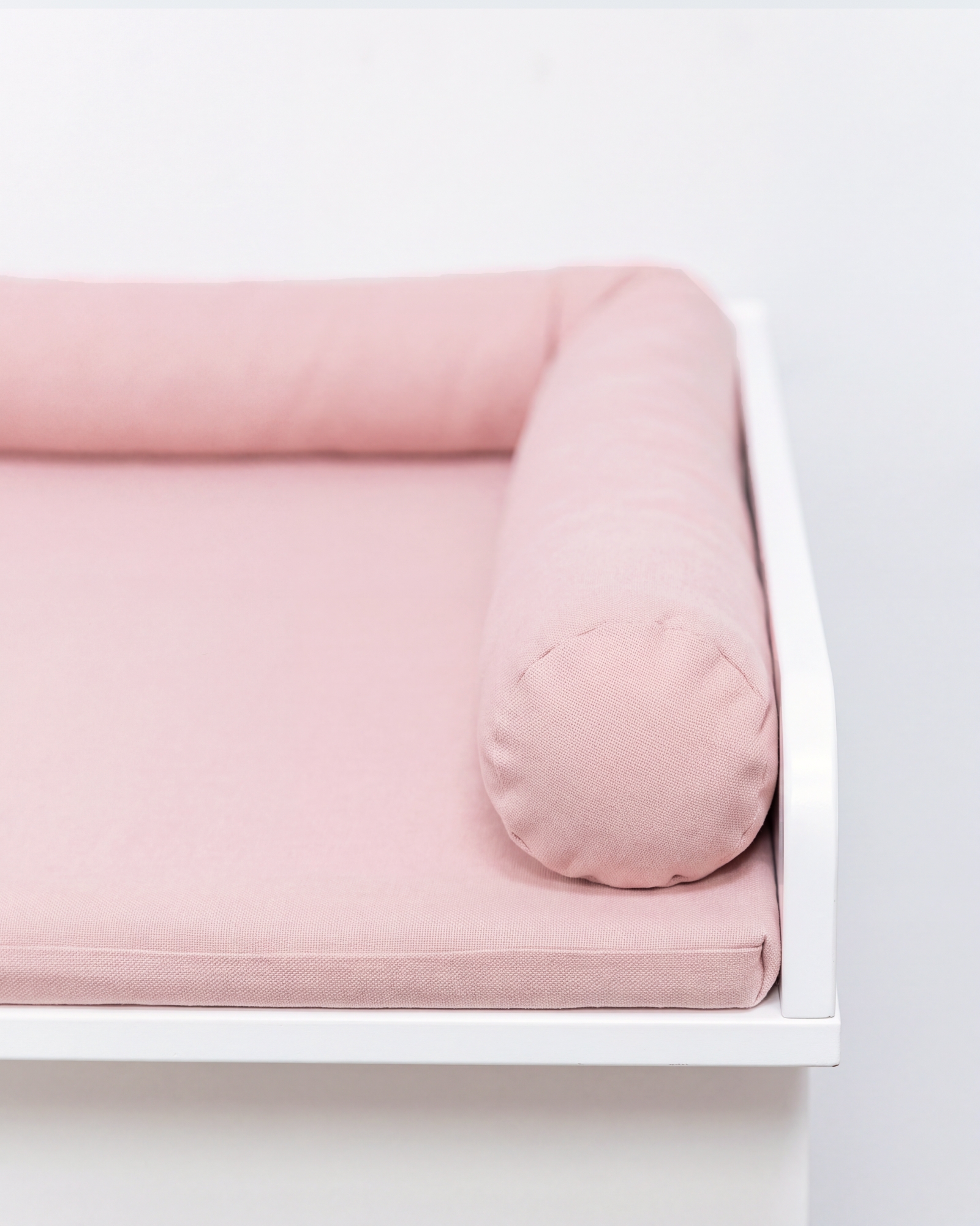 Hundebett, Rosa Stoff, Weißer Rahmen, Rollenförmiges Kissen