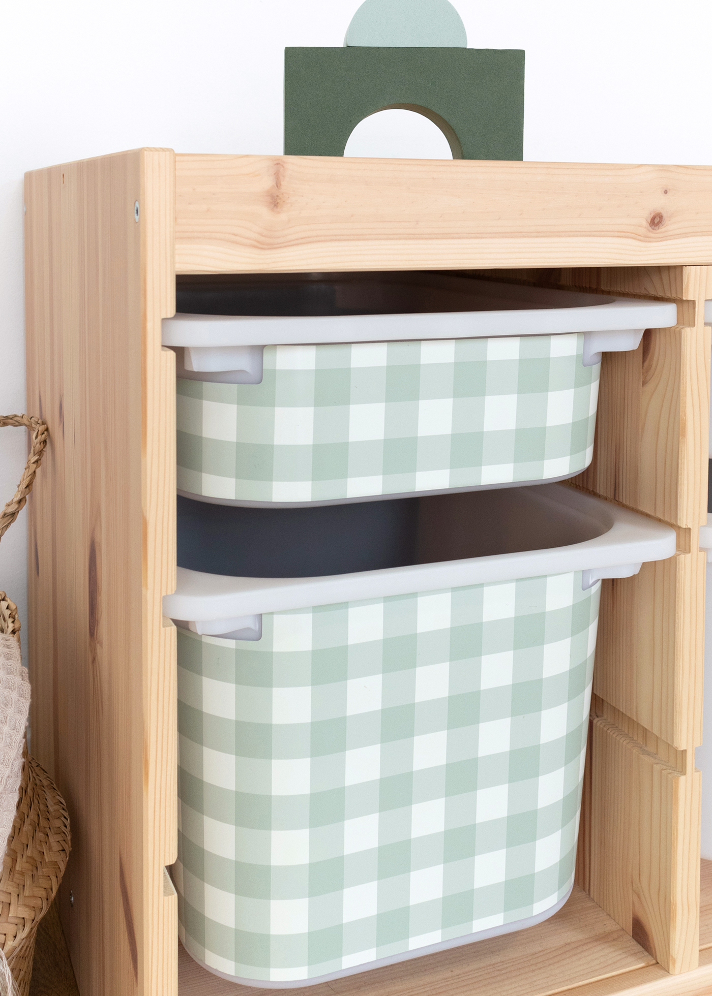 Farbenfrohes Karomuster auf IKEA TROFAST Boxen Karomuster für IKEA TROFAST Boxen im Kinderzimmer