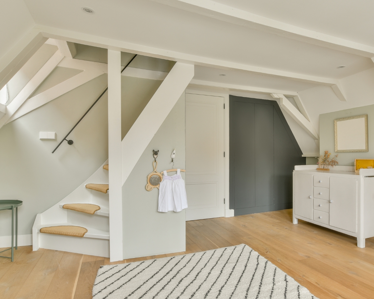 Een babykamer met een schuin plafond inrichten