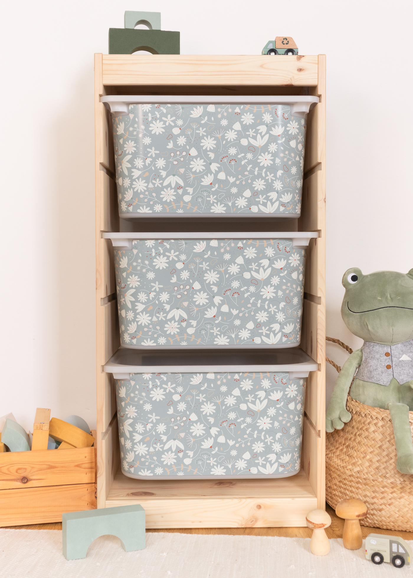 Spielzeugaufbewahrung mit grünem Blumenmuster im IKEA Regal IKEA TROFAST Regal mit Box, dekoriert mit einem eleganten grünen Blumenmotiv.