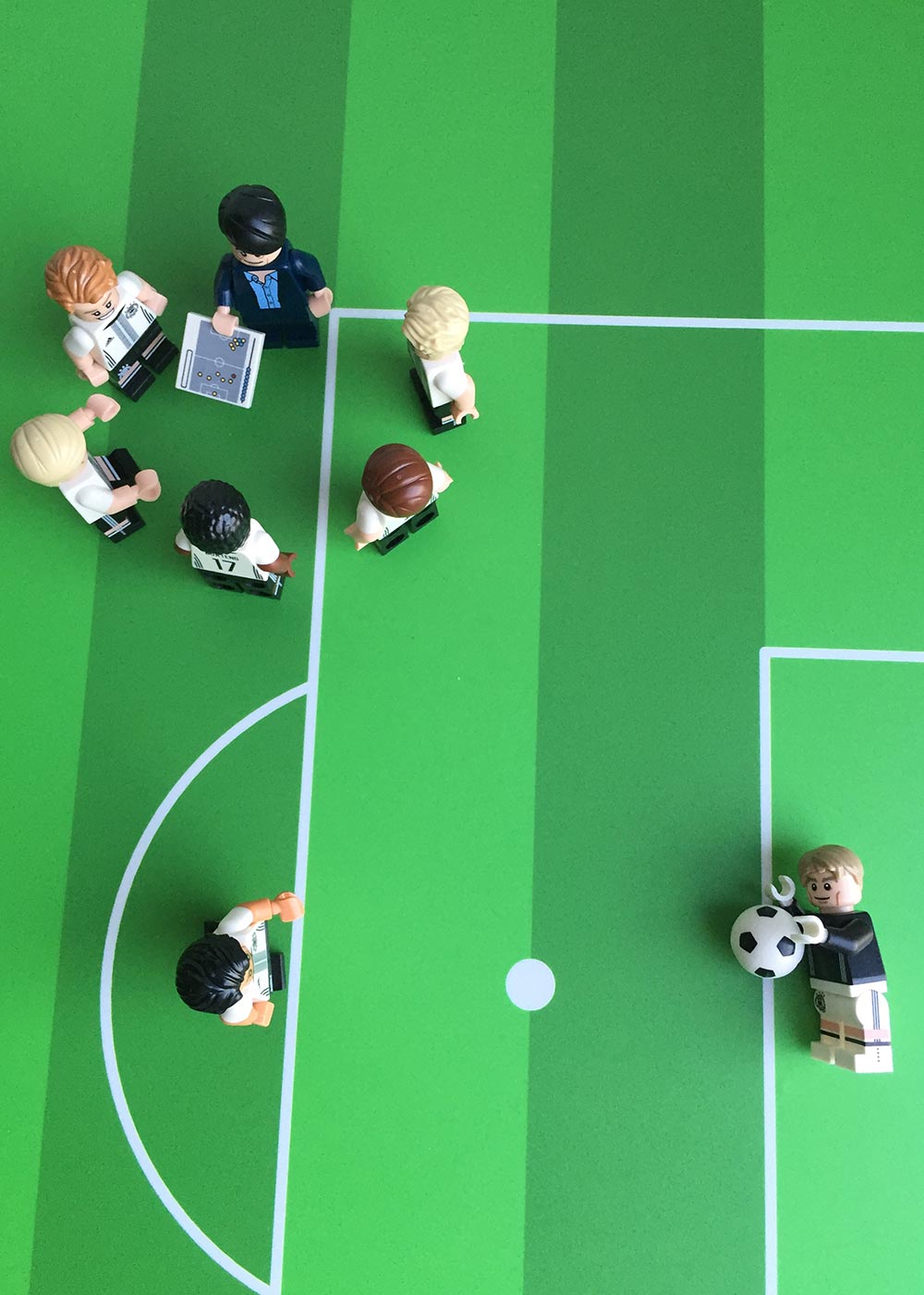 Ikea Dundra Spieltisch Fussballfeld gün Teilansicht Lego Männchen