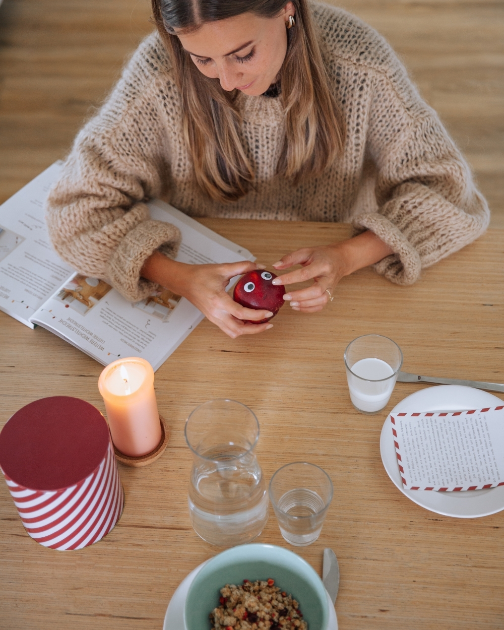 Pullover, Frau, Tisch, Kerze, Apfel