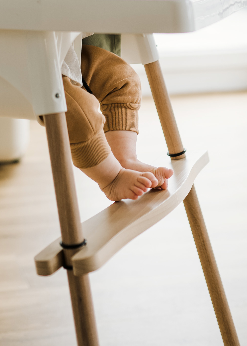 IKEA Hochstuhl mit Fußstütze und Füßen IKEA Hochstuhl mit Fußstütze und Füßen