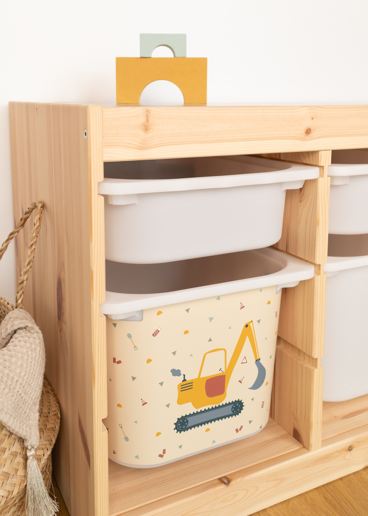 Spielzeugaufbewahrung mit Baggermotiv Regal mit Bagger-Motiv Aufbewahrungsbox für Spielzeug, IKEA TROFAST.